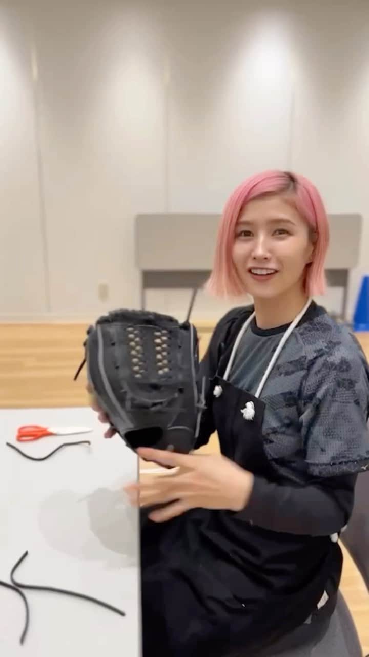 加藤優のインスタグラム：「#女子野球 #グローブ作り #野球 #グローブ #mizuno #ミズノ #加藤優」