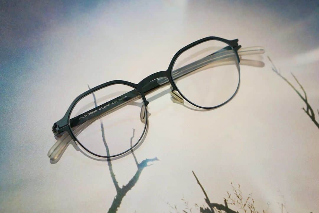 のインスタグラム：「【NO.1 Collection "DORIAN StormGrey/Black"】  少し小ぶりなレンズシェイプとなっており、強度近視の方にもおすすめのモデルです。 ビジネスシーンでもお使いいただける落ち着いた印象のカラーリングに、クラウンパント型のトレンド感も兼ね備えたメガネです。  NO.1 Collection "DORIAN StormGrey/Black"  This model has a slightly smaller lens shape and is recommended for people with strong myopia. This model has a trendy crown punt shape and a calm coloring that can be used in business scenes as well.  #mykita  #eyewear  #eyewearfashion  #マキキータ #メガネ」