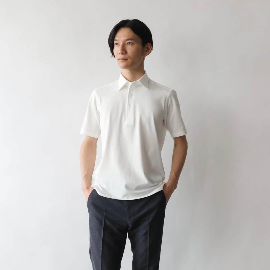 Factelier(ファクトリエ)さんのインスタグラム写真 - (Factelier(ファクトリエ)Instagram)「【NEW】清涼・速乾「ドレス顔ポロシャツ」超一流シャツ工場が手掛けたクールビズに最適なポロシャツ . 日本を代表するシャツ工場「HITOYOSHI」が手掛けた、清涼感抜群、速乾性も高いクールビズに最適な“きちんと感”が漂うポロシャツです。 . 夏に最適な生地との出会いから生まれた、「着心地」も「見た目」も抜群のポロ。 . もちろん、“大人カジュアルの休日ウェア”にも着用いただける、汎用性の高いポロシャツですよ。 . . <特徴> . ①「蒸し暑く、汗も乾きづらい」。 　そんな夏の悩みを解消する素材 . ②見た目は大切。 　着るだけで際立つセンスの良さ . ③ビジネスシーンで譲れない、 　見惚れる美しい「襟」 . ④素肌に着てもゴロゴロしない。 　立体的なシルエットと丁寧な縫製 . . ▶︎コットン×COOLMAX 鹿の子ドレスポロシャツ半袖 color：ホワイト、サックス、ブルー、ピンク size：M/L/LL price：￥9900 . . ---------- 語れるもので日々を豊かに . ファクトリエはメイドインジャパンの工場直結ファッションブランドです。 職人の情熱と最高の技術がつまった、人に語りたくなるものを長く大切に使ってもらいたい、そんな想いと共に語れる本物をお届けします。 . ▽公式サイトはプロフィールのURLから @factelier . . #ファクトリエ #factelier #メイドインジャパン #日本製 #ベーシック #良いものを長く #クラフトマンシップ #語れるもので日々を豊かに  #ヒトヨシシャツ #hitoyoshiシャツ #Hitoyoshi #ポロシャツ #ビジネスポロシャツ #クールビズ #coolmax #coolmax®︎」4月5日 20時00分 - factelier