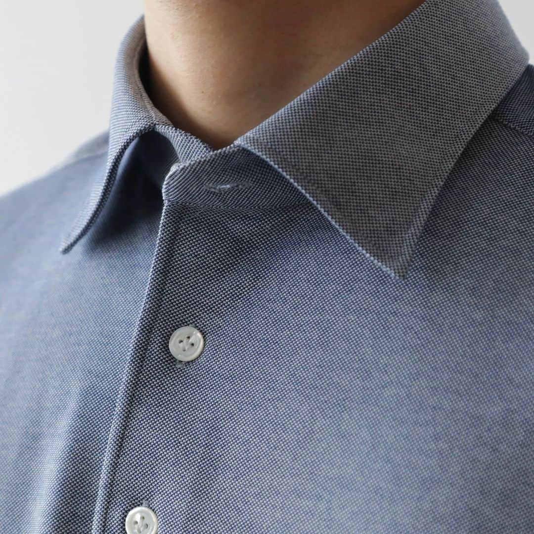 Factelier(ファクトリエ)さんのインスタグラム写真 - (Factelier(ファクトリエ)Instagram)「【NEW】清涼・速乾「ドレス顔ポロシャツ」超一流シャツ工場が手掛けたクールビズに最適なポロシャツ . 日本を代表するシャツ工場「HITOYOSHI」が手掛けた、清涼感抜群、速乾性も高いクールビズに最適な“きちんと感”が漂うポロシャツです。 . 夏に最適な生地との出会いから生まれた、「着心地」も「見た目」も抜群のポロ。 . もちろん、“大人カジュアルの休日ウェア”にも着用いただける、汎用性の高いポロシャツですよ。 . . <特徴> . ①「蒸し暑く、汗も乾きづらい」。 　そんな夏の悩みを解消する素材 . ②見た目は大切。 　着るだけで際立つセンスの良さ . ③ビジネスシーンで譲れない、 　見惚れる美しい「襟」 . ④素肌に着てもゴロゴロしない。 　立体的なシルエットと丁寧な縫製 . . ▶︎コットン×COOLMAX 鹿の子ドレスポロシャツ半袖 color：ホワイト、サックス、ブルー、ピンク size：M/L/LL price：￥9900 . . ---------- 語れるもので日々を豊かに . ファクトリエはメイドインジャパンの工場直結ファッションブランドです。 職人の情熱と最高の技術がつまった、人に語りたくなるものを長く大切に使ってもらいたい、そんな想いと共に語れる本物をお届けします。 . ▽公式サイトはプロフィールのURLから @factelier . . #ファクトリエ #factelier #メイドインジャパン #日本製 #ベーシック #良いものを長く #クラフトマンシップ #語れるもので日々を豊かに  #ヒトヨシシャツ #hitoyoshiシャツ #Hitoyoshi #ポロシャツ #ビジネスポロシャツ #クールビズ #coolmax #coolmax®︎」4月5日 20時00分 - factelier