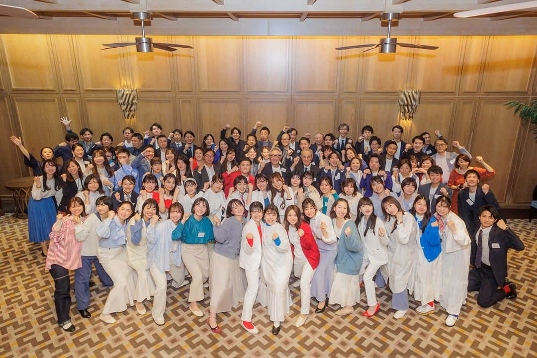 のインスタグラム：「【2023年新卒 入社式･懇親会実施のお知らせ】 株式会社ポジティブドリームパーソンズは、4月4日(火)、36名の新卒内定者を正式に新入社員として迎い入れました。コロナ禍で採用活動を休止していたこともあり、2年ぶりの開催となった入社式。 半年前は、何者にも染まっていない真っ白なコーディネートに緊張の面持ちの23新卒メンバーでしたが、昨日の入社式では、半年間の内定者研修を経て、晴れ晴れとした表情でPDPカラーに染まった赤や青を取り入れた姿を見せてくれました。  入社式の後に開催された懇親会では、大勢の先輩社員に囲まれながら積極的にコミュニケーションを取りに行く姿勢の彼らがいました。社会人としての第一歩を歩みだした23新卒のメンバー達を、私たち先輩社員がともに歩み、導いて参ります。  感動創出企業として、今後もより多くのお客様に感動をお届けできるよう邁進いたします。 #positivedreampersons #pdp #感動創出企業 #確かな感動が生まれる場所 #入社式」