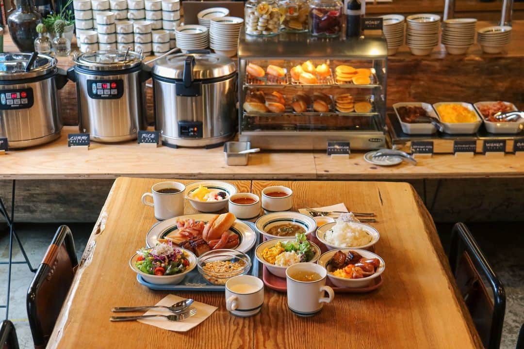 8hotelのインスタグラム：「8HOTEL SHONAN FUJISAWAの朝食がビュッフェになりました。⁠ ⁠ ビュッフェ内容は、カスタマイズできるホットドッグをメインに、朝サウナ後のお腹も満足できるラインナップを揃えています。⁠ ⁠ お泊まりの際はぜひご賞味ください。⁠ ⁠」