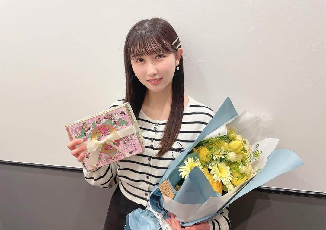 山本杏奈さんのインスタグラム写真 - (山本杏奈Instagram)「💐✨💐✨  ソニーさんから頂いたペンライトカラーの2000日お祝いのお花☺️  プレゼントもおかえり、花便りを意識して選んでくださったみたい！うれしい！！！😭✨」4月5日 20時11分 - yamamoto_anna_