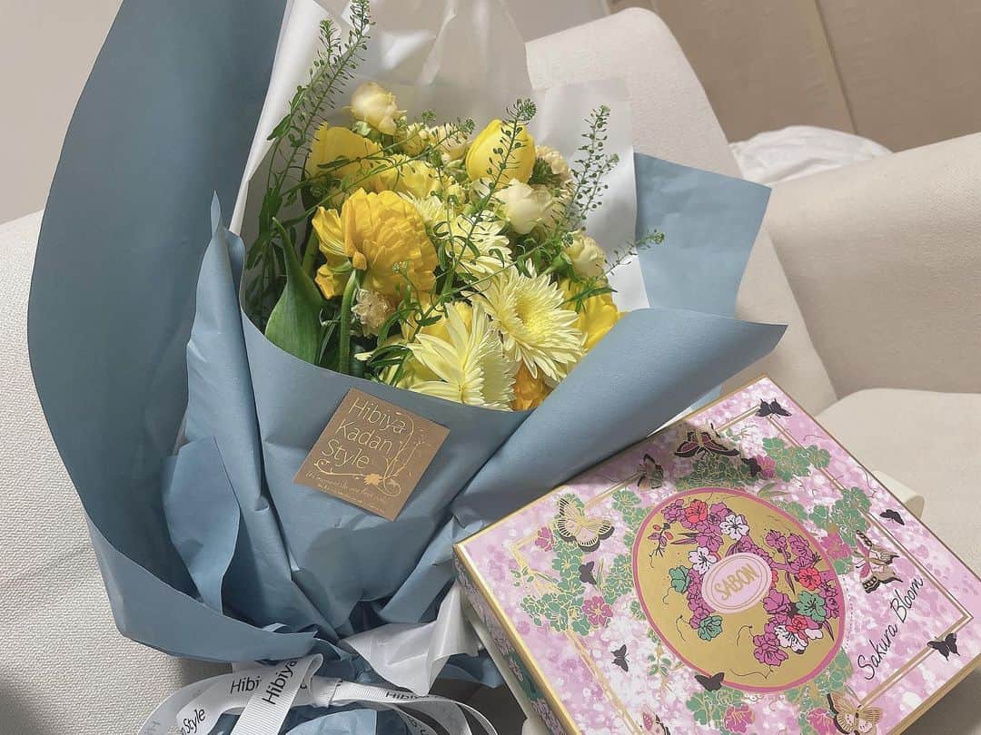 山本杏奈のインスタグラム：「💐✨💐✨  ソニーさんから頂いたペンライトカラーの2000日お祝いのお花☺️  プレゼントもおかえり、花便りを意識して選んでくださったみたい！うれしい！！！😭✨」