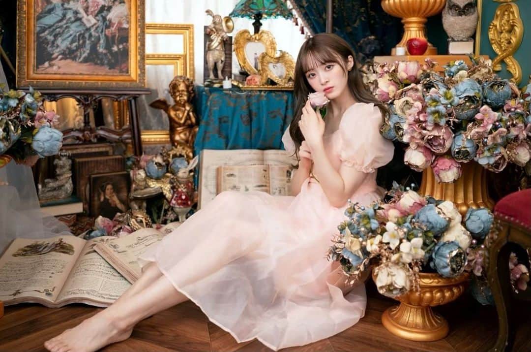優希クロエのインスタグラム：「今日もプロデュースするコンカフェの打ち合わせでした！  店名とアカウントを発表します✨️   『幻想学園 セレスティア』  🦋Twitter  @g_g_celestia  🥀Instagram @g_g_celestia  お店の情報はこちらのアカウントからも発信していくので良かったらフォローしてください！   #コンセプトカフェ  #コンカフェ」