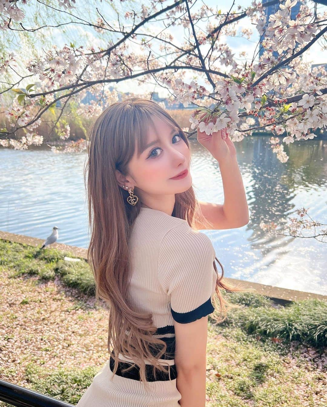 ゆうめろさんのインスタグラム写真 - (ゆうめろInstagram)「・ ・ 上野公園に行って桜撮影したよ🌸📸 桜満開だった〜☺️💗 ジャングルラウンジの皆で撮影に行って、 遠足みたいで楽しかった🚗 ³₃ ・ ・ #お花見 #上野公園 #上野公園の桜  #桜スポット #お花見コーデ」4月5日 20時11分 - yk.o0