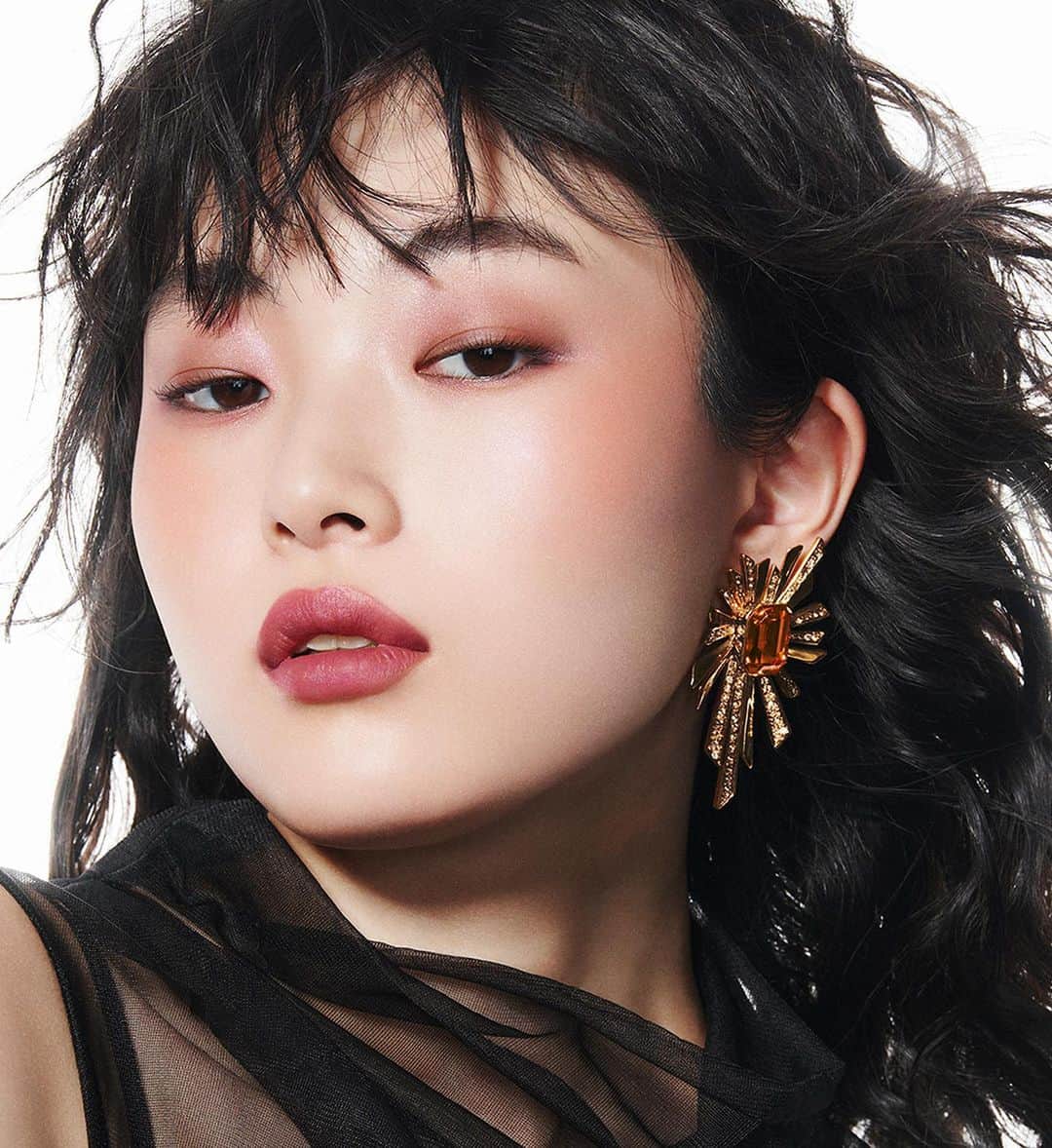 M∙A∙C Cosmetics Japanのインスタグラム：「パープルを日常使いにアップグレードしたモーヴカラーメイク #SMOKYMAUVE がトレンド✨アイシャドウやリップ、チークをワントーンにまとめ、洒落感のある表情に。 #MACTrend  ＜ルック使用製品＞ ＊EYES ・スモール アイシャドウ／フィンファン ・ダズルシャドウ リキッド／エブリ デイ イズ サンシャイン ＊LIP ・M·A·C ロックド キス インク リップカラー／オピュランス ＊BLUSH ・グロー プレイ ブラッシュ／ブラッシュ, プリーズ ＊HIGHLIGHT ・M･A･Cミネラライズ スキンフィニッシュ／ライトスカペード  Makeup by @rumikoikedaharrismakeup」
