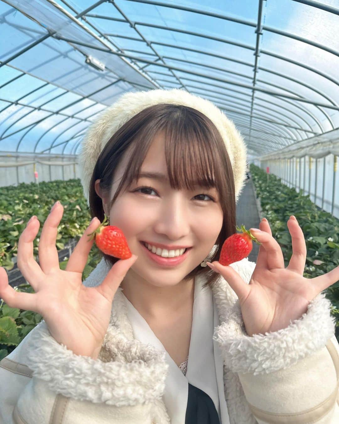 安部若菜のインスタグラム：「🍓  服装めっちゃ冬やけど…！  いっぱい食べる子は好きですか？  #いちご狩り#ベレー帽#ベージュ#ベージュコーデ」