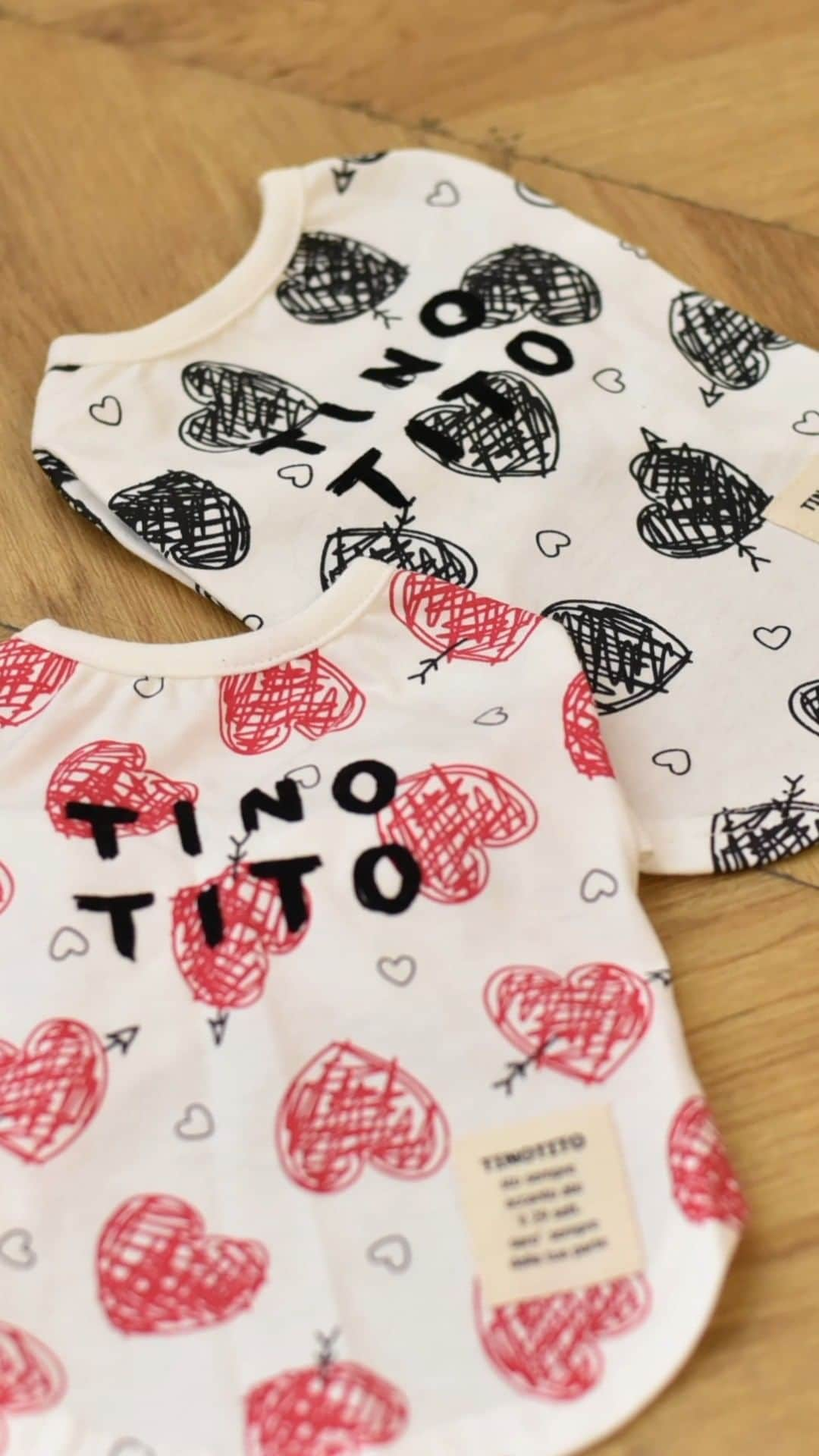 TINOTITO -ティノティート-のインスタグラム：「🖤💓ハートプリントTシャツ💓🖤  全体にキューピットハートがプリントされたおしゃれなＴシャツです💕 ボトムスとも合わせやすく1枚あると便利です。 季節問わず長く着れる生地なので春、夏、秋にも楽しめます♪  ↓↓お買い求めは、↓↓ @wanvoyage_official 【wanvoyage楽天市場店】 https://item.rakuten.co.jp/wan-voyage  【TINOTITOSHOP】 https://www.tinotito.com/  #tinotito #tinotito_shop #ティノティート #wanvoyage #wanvoyage_official #犬 #犬のいる暮らし #犬服 #新作 #犬好きな人と繋がりたい #犬ばか部 #犬ばか倶楽部 #シンプル #2023sscollection #犬の服 #강아지옷 #강아지옷쇼핑몰 #댕댕 #댕댕이 #댕댕옷 #댕댕이옷 #댕댕이옷맛집 #댕댕이옷쇼핑몰 #댕댕이옷쇼핑몰추천 #멍스타그램 #🐶」