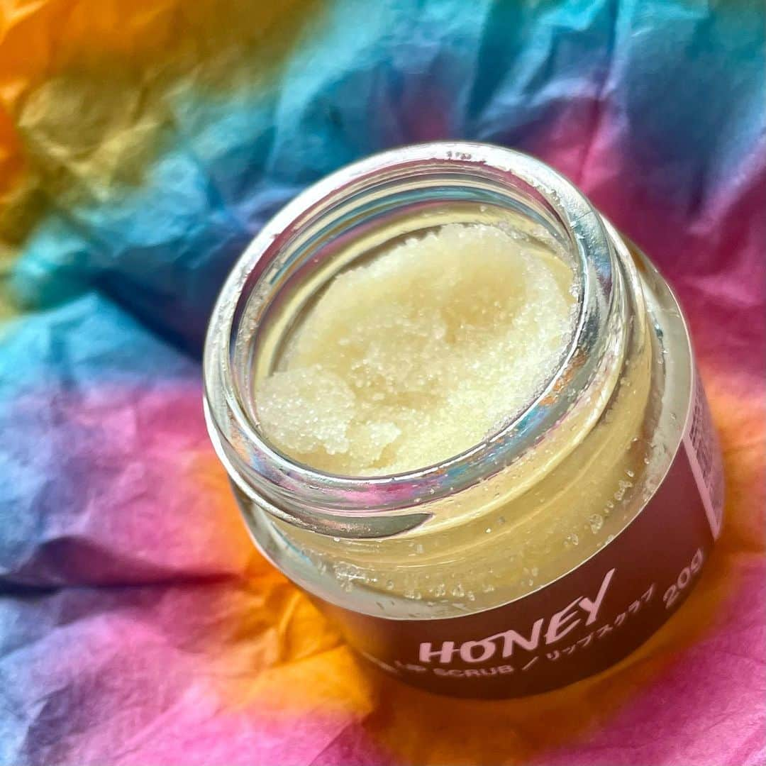 miriishiiのインスタグラム：「✨ ⁡ my favorite lip scrub🐝 “HONEY” @lushjapan  ⁡ ⁡ 昨年クリスマスプレゼントで @kyokobeige が プレゼントしてくれて、その後も引き続き愛用中🫶 (ギフトラッピングもかわいいよね🧡) ⁡ 唇の乾燥が一発で解消されて、 プルプルのツルツルになる！ 使うと口紅やグロスののりも良くなるのでオススメ◎ ⁡ ハニーの甘い香りがお菓子のようで 蓋を開けるだけで幸せな気持ちになるんだ🍯 ⁡ ⁡ これは"HONEY”なので #vegetarian ですが、 #vegan の商品もあるよん🌱 香りも種類も豊富なので 是非店頭でチェックしてみて👼🌈 ⁡ ⁡ ⁡ #本気のお気に入りを勝手にPRのコーナー🤍 #crueltyfree #crueltyfreebeauty」