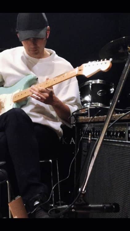 平岡祐太のインスタグラム：「アンプの音で録りたくてスタジオへ♪  曲は#tommisch /lost in Paris  フレーズ@toshikisoejima  音が綺麗でずっと弾いていたかった。  #ギター #guitar #フェンダー #fender #ストラトキャスター #弾いてみた #スタジオ #lostinparis」