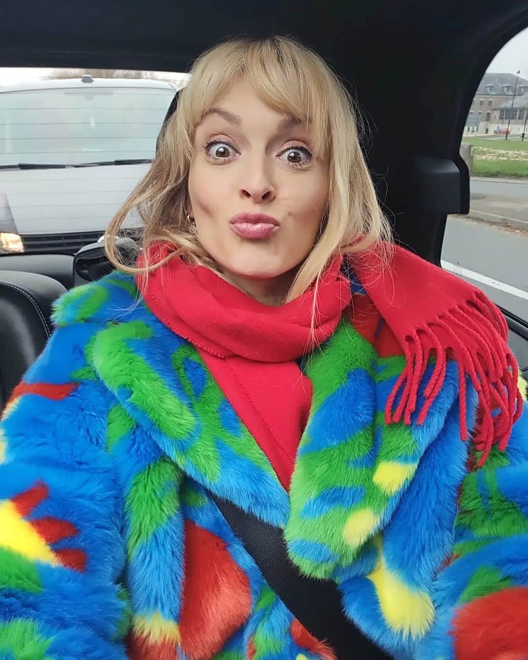 ファーン・コットンのインスタグラム：「Dressing a rainbow on a grey day 🌈」