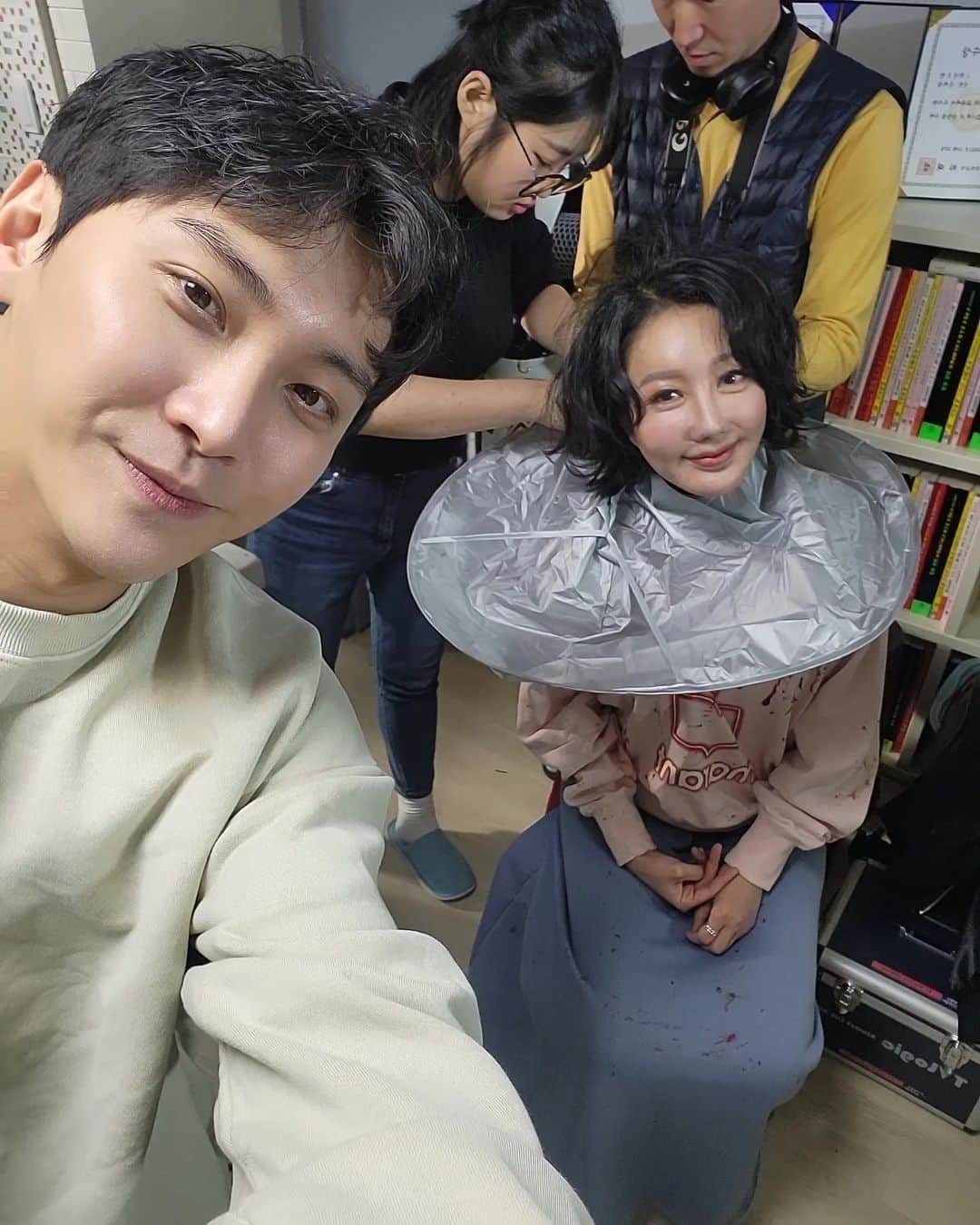 ソン・スンヒョンのインスタグラム：「매번  작품을 하나씩 하면서 배우고 느끼는게 많습니다.  이번에 여러 감정과 표현에 있어서 부딪히고 망가져보기도 평소 도전해볼수없는 연기를 도전해봐서 기억에 오래 남을것같은 작품 입니다.   스위트 홈 : 나비의 꿈   마지막 촬영까지  화이팅 해보겠습니다 !😆😁」