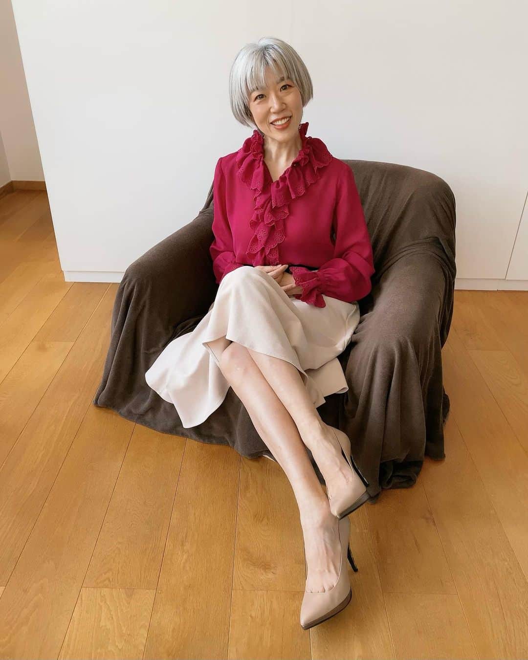 朝倉真弓さんのインスタグラム写真 - (朝倉真弓Instagram)「【オーダーハイヒール👠】  出版の記念にと @fragrance.h.tokyo さんにてオーダーしたハイヒール。  やっとやっと、私の手元に届きました💕  もう、見ているだけでうっとり😊  足を入れるのがもったいないくらい美しいハイヒールです。  とはいえ、もちろん履きましたよ！  足にピッタリフィットのヒールはとても歩きやすく、10センチのヒール高も全く気になりません。  少しずつ足に慣らしてお外デビューするつもりでしたが、あんがい早いデビューになりそうです。  私の持論は、「ハイヒールは筋トレマシン」💪  こんなに美しいハイヒールを筋トレマシンに例えるのは大変失礼なのですが。  でも、ハイヒールを履きこなすためにはインナーマッスルや程よい脚の筋肉が必要で、体のバランス力も必須。  足にトラブルがない限り、たまにはハイヒールで姿勢と筋肉に喝を入れてあげることは、大人の女性だからこそ楽しめるエクササイズだと考えています。  （もちろんトラブルがある人は、ご自分に合った靴でトラブルを癒すのが先です）  ハイヒールを履いて数センチ上がった視線で世界を見つめると、気持ちもクッと上を向きます。  このハイヒールと一緒に、素敵な時間を過ごしていきたいです。  レッスンでも履きますので、ぜひご覧になってくださいね。  ※足の傷跡や、直前まで履いていた靴下跡はお見逃しくださいませ💦  ▼▼4月7日（金）ランチタイムライブ▼▼  いつもの通り12:30〜12:45予定で行います！  皆さんのお越しをお待ちしております✨ 　　 ———・———・———・———・——— 印象年齢マイナス10歳 《美姿勢＆品格ウォーキング》  インストラクター・朝倉真弓  @mayumi_asakura ⁡ LINE公式ご登録特典配布中⭐️ ⁡ →プロフィール欄URLより LINEにご登録ください✨ ———・———・———・———・———  #ハイヒール #ハイヒールパンプス #オーダーハイヒール #世界で一足だけの宝物 #品格ウォーキング #美姿勢 #ウォーキング講師 #ウォーキングインストラクター #ウォーキング #グレイヘアモデル #グレイヘア #朝倉真弓」4月5日 20時08分 - mayumi_asakura