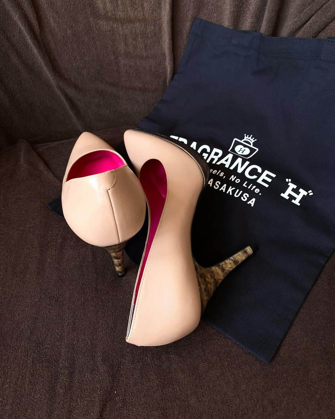 朝倉真弓さんのインスタグラム写真 - (朝倉真弓Instagram)「【オーダーハイヒール👠】  出版の記念にと @fragrance.h.tokyo さんにてオーダーしたハイヒール。  やっとやっと、私の手元に届きました💕  もう、見ているだけでうっとり😊  足を入れるのがもったいないくらい美しいハイヒールです。  とはいえ、もちろん履きましたよ！  足にピッタリフィットのヒールはとても歩きやすく、10センチのヒール高も全く気になりません。  少しずつ足に慣らしてお外デビューするつもりでしたが、あんがい早いデビューになりそうです。  私の持論は、「ハイヒールは筋トレマシン」💪  こんなに美しいハイヒールを筋トレマシンに例えるのは大変失礼なのですが。  でも、ハイヒールを履きこなすためにはインナーマッスルや程よい脚の筋肉が必要で、体のバランス力も必須。  足にトラブルがない限り、たまにはハイヒールで姿勢と筋肉に喝を入れてあげることは、大人の女性だからこそ楽しめるエクササイズだと考えています。  （もちろんトラブルがある人は、ご自分に合った靴でトラブルを癒すのが先です）  ハイヒールを履いて数センチ上がった視線で世界を見つめると、気持ちもクッと上を向きます。  このハイヒールと一緒に、素敵な時間を過ごしていきたいです。  レッスンでも履きますので、ぜひご覧になってくださいね。  ※足の傷跡や、直前まで履いていた靴下跡はお見逃しくださいませ💦  ▼▼4月7日（金）ランチタイムライブ▼▼  いつもの通り12:30〜12:45予定で行います！  皆さんのお越しをお待ちしております✨ 　　 ———・———・———・———・——— 印象年齢マイナス10歳 《美姿勢＆品格ウォーキング》  インストラクター・朝倉真弓  @mayumi_asakura ⁡ LINE公式ご登録特典配布中⭐️ ⁡ →プロフィール欄URLより LINEにご登録ください✨ ———・———・———・———・———  #ハイヒール #ハイヒールパンプス #オーダーハイヒール #世界で一足だけの宝物 #品格ウォーキング #美姿勢 #ウォーキング講師 #ウォーキングインストラクター #ウォーキング #グレイヘアモデル #グレイヘア #朝倉真弓」4月5日 20時08分 - mayumi_asakura