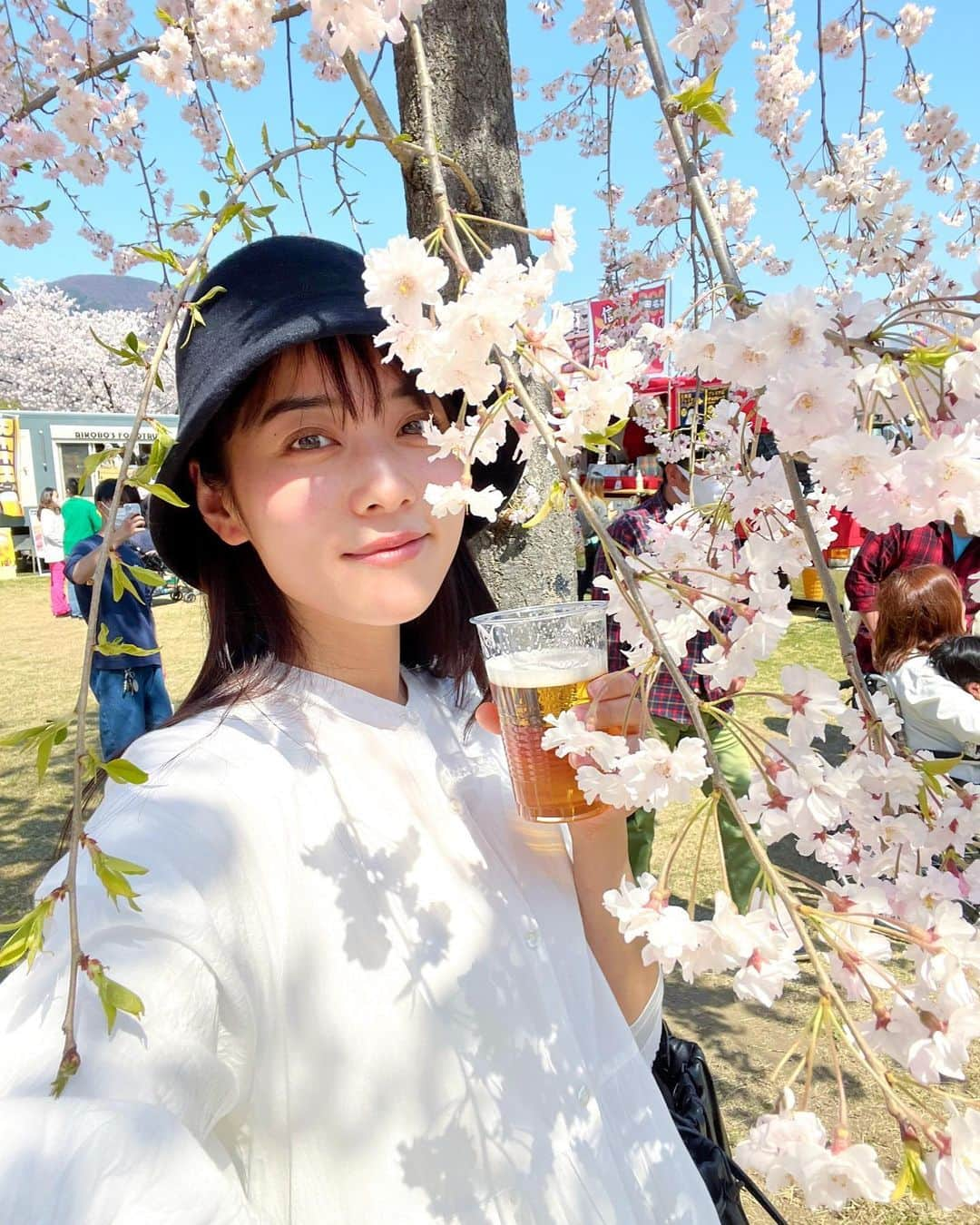 林恵理のインスタグラム：「上田城も桜が満開！ 屋台もたくさん出ていて、とっても賑わってます🌸  千本桜まつり、4/1〜4/9まで開催しているので、お近くの方は行ってみてね！  そして明日はずくだせテレビ！ 美味しいノンアルのお知らせと、 ハッピーイオンです♪ 是非ご覧下さい！ . . #上田城 #上田城跡公園 #上田城千本桜まつり #二の丸横丁 #信州上田観光大使 #上田市 #長野 #信州 #ずくだせテレビ #ずくテレ #信越放送」