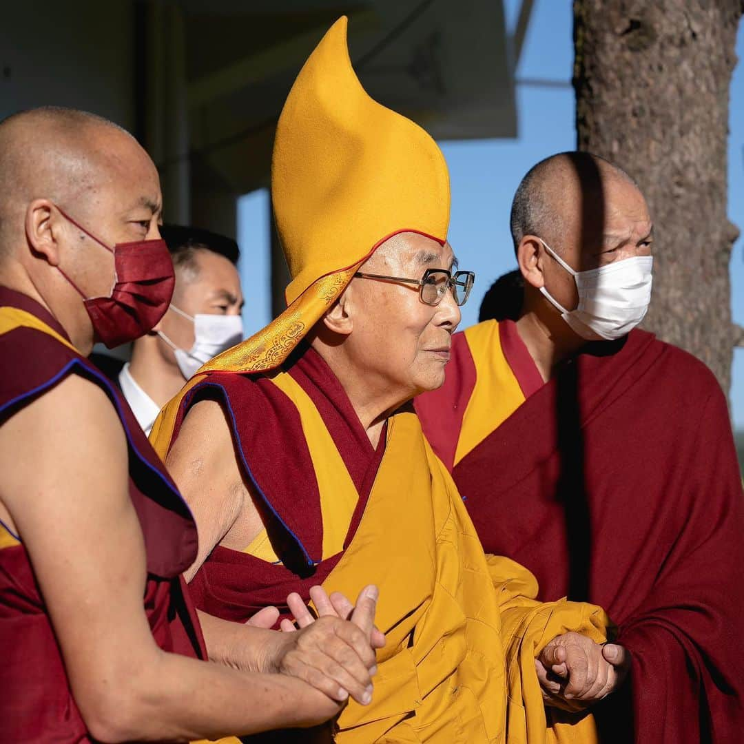 ダライ・ラマ14世さんのインスタグラム写真 - (ダライ・ラマ14世Instagram)「HHDL walks along the veranda of the main Tibetan temple, taking in view of the clear blue sky over Mcleod Ganj and the majestic mountains behind as he walks his way to attend a long life prayer offered by the students, staff, and ex-students of Tibetan Homes Foundation (THF) and Central School for Tibetans (CST) Mussoorie on April 5, 2022, in Dharamsala, Himachal Pradesh, India. #dalailama #buddhism #compassion #dharamsala」4月5日 20時09分 - dalailama