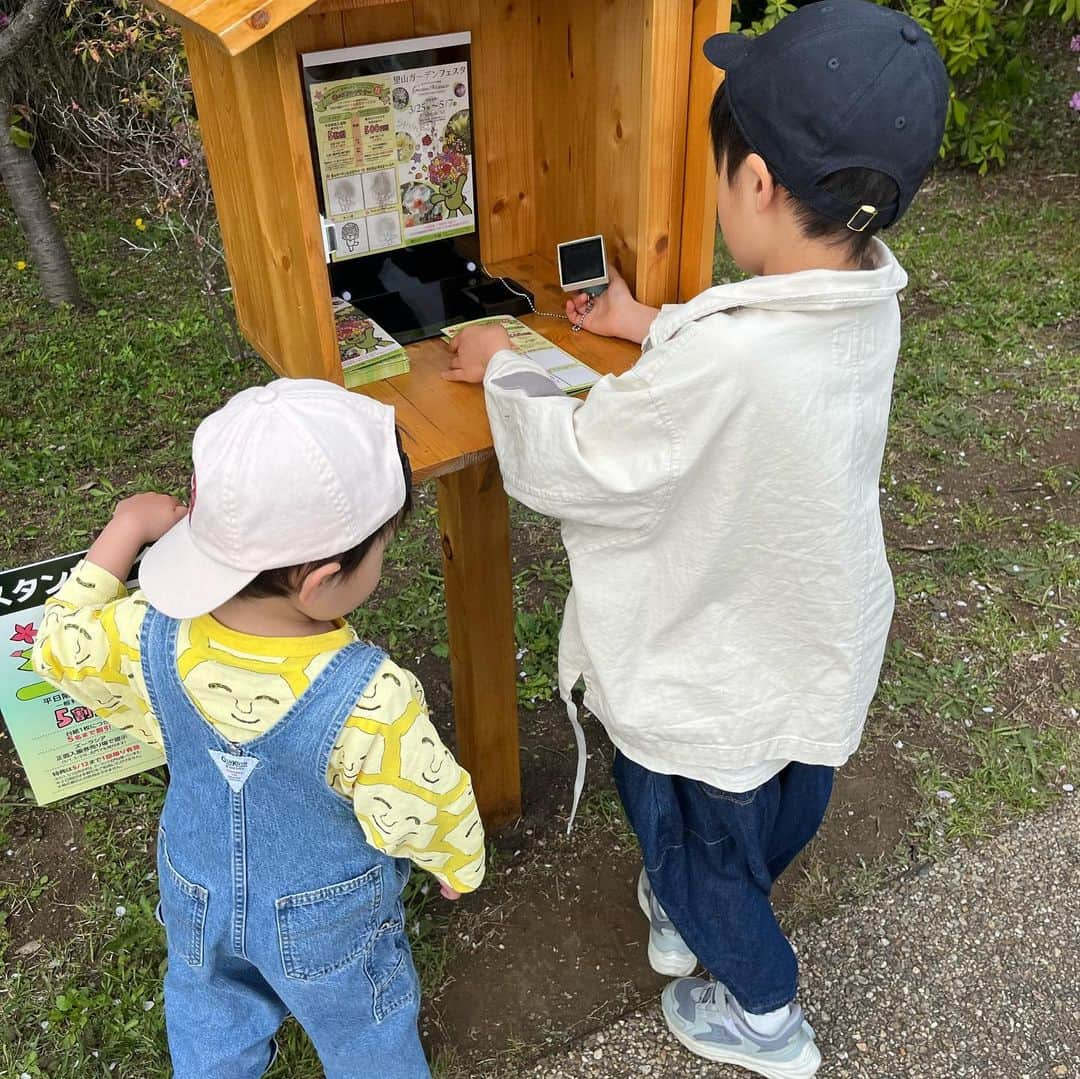 宇佐美彩さんのインスタグラム写真 - (宇佐美彩Instagram)「朝、幼児教室に遅刻しそうでテキトーに服着せたら、兄に1日ミニオン呼ばわりされることになった弟😂wwww  里山ガーデンきれいでした🌷✨  #キッズコーデ #キッズファッション #こどものいる暮らし #こどもと暮らす #wynken #nunuforme #theanimalsobservatory #키즈룩 #키즈펜션 #아들스타그램 #데일리록 #옷스타그램 #코디」4月5日 20時10分 - o0oayankeyo0o