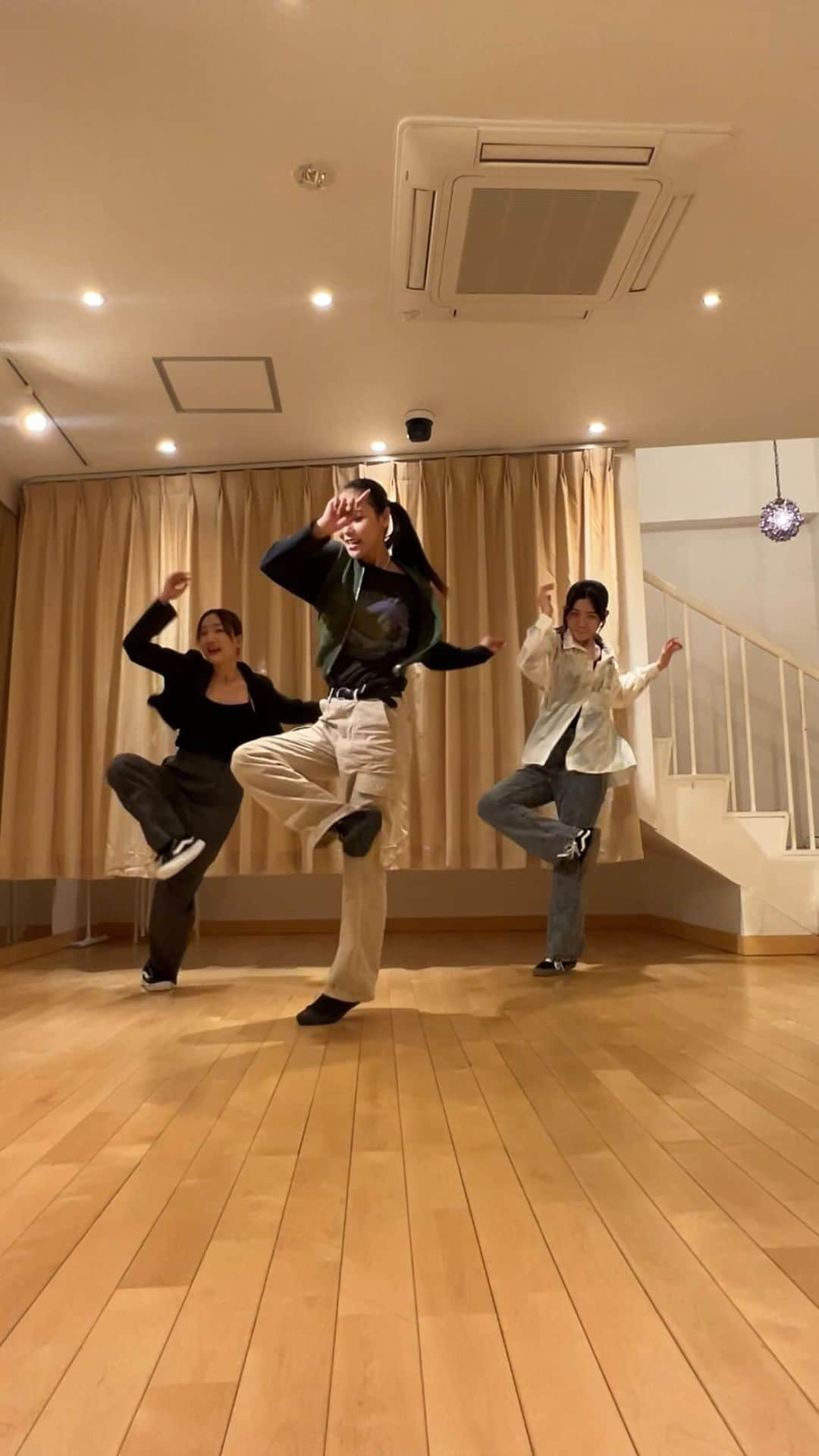 Miyuのインスタグラム：「ずっと歌っちゃう🤣🤣ちょっとゆったり系どうですか✨comment your thoughts🙆‍♀️  ♫ @idom._  💃　with my students @harukadance_ @moka.s625 🫶  #idom#eden#dance#ダンス#dancer#streetdance」