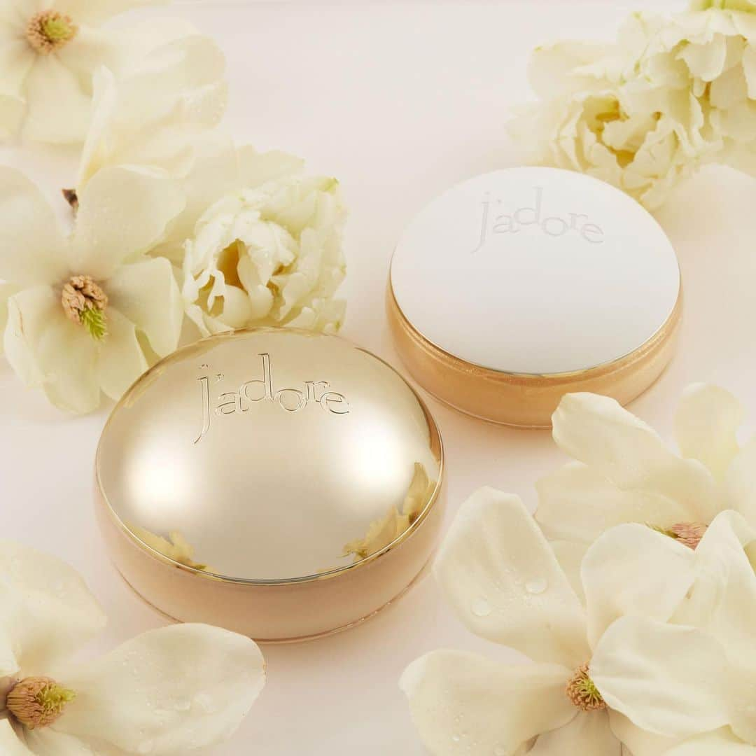 Takiさんのインスタグラム写真 - (TakiInstagram)「CHRISTIAN DIOR @diorbeauty   ジャドール パルファン ドー から　4/7 に body scrub や　shimmering gel が　たんじょう　します  みずみず　しくて　つや　の　ある　かおり　なので　しあわせ　な　きもち　を　たかめてくれます おはだ　も　つやつや　に　なりますよお  This is a new addition to your selfcare for hot weather ahead . The scent of J’adore  Parfum d’eau will make you feel fresh, light and shiny .   #ジャドール #ad #giftedbydior」4月5日 20時19分 - taki_faky