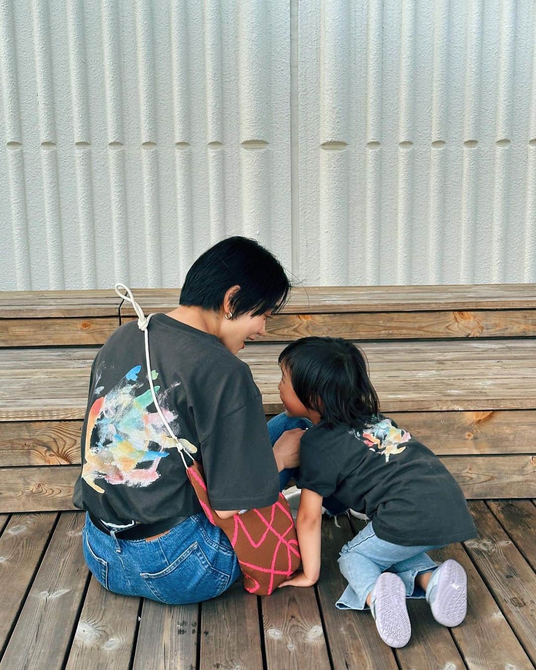 忍舞のインスタグラム：「親子でお揃いコーデ❤️ 息子画伯のTシャツが届いたので あったかい日だったから 即着た✨  子供の絵ってすきなんだよなぁ。  2枚目のお互いの顔なw  #しのぶんコーデ #親子コーデ #親子おそろコーデ」
