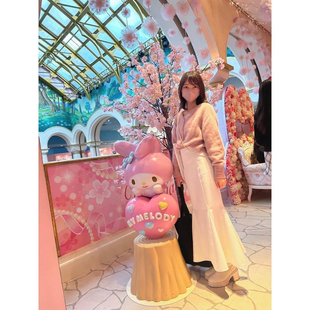 辻野かなみのインスタグラム：「❤︎  ⁡ ⁡ 先日、姉と姪っ子ちゃんとサンリオピューロランドへ💓 ⁡ 園内では、色々見ては「かわいい〜☺️」って言ってて可愛かった🥰 ⁡ キティちゃんのカレーも食べてご満悦そうでした😆💕 ⁡ ⁡ #サンリオピューロランド  #辻野かなみ　#かなみん　#超ときめき宣伝部 #超とき宣　#アイドル　#𝖨𝖣𝖮𝖫 #𝗂𝗇𝗌𝗍𝖺𝗀𝗈𝗈𝖽 #𝗂𝗇𝗌𝗍𝖺𝗅𝗂𝗄𝖾 #𝖿𝗈𝗅𝗅𝗈𝗐𝗆𝖾 #𝗅𝗈𝗏𝖾 #데일리룩　#데일리룩코디　#패션	#오오티디 #데일리　#좋아요　#팔로우」