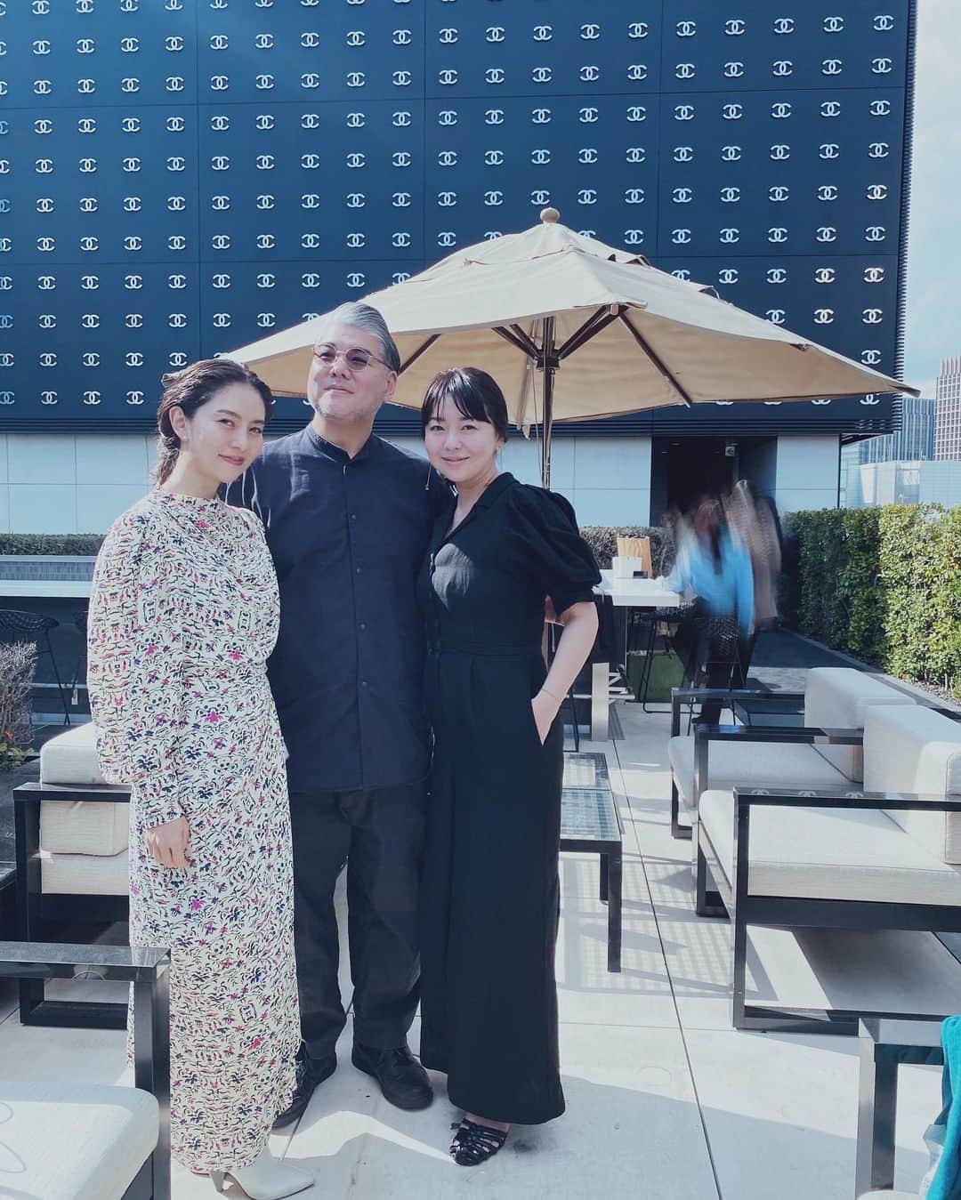 白澤貴子のインスタグラム：「Reopen after remodeling @beige_restaurant   祖母の訃報を聞いて大号泣した1時間後、向かったのは奇しくも彼女ゆかりの地、銀座。  今日は家から一歩も出たくないと思った朝だったけれど、頑張って行ってみてよかった。  やはり美味しい食事とよく知る顔の笑顔はカンフル剤。 不安定な心が優しく包み込まれ、大きなパワーをもらって私も自然と笑みがこぼれる。  実は @beige_restaurant は母とも食事をしたことのある思い出のレストラン。  より今らしく洗練させた形でリニューアルオープンし、アランデュカスならではの安定した食事たちはもちろん、CHANELらしい内装や新しく登場したルーフトップバーも見どころ。  これからの季節、軽やかに寄って楽しみたいアドレスにリスト入り決定です。」