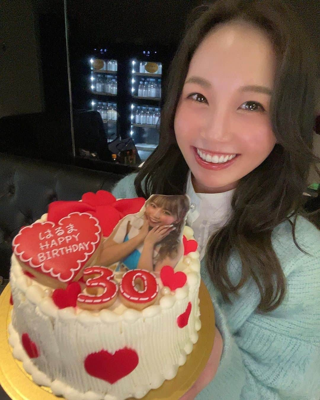 はるまさんのインスタグラム写真 - (はるまInstagram)「お祝いありがとう🥂💕 かわいいケーキ嬉しかった😆  隠しきれない30歳🫣 30代もよろしくです💗」4月5日 20時15分 - 0112haruma