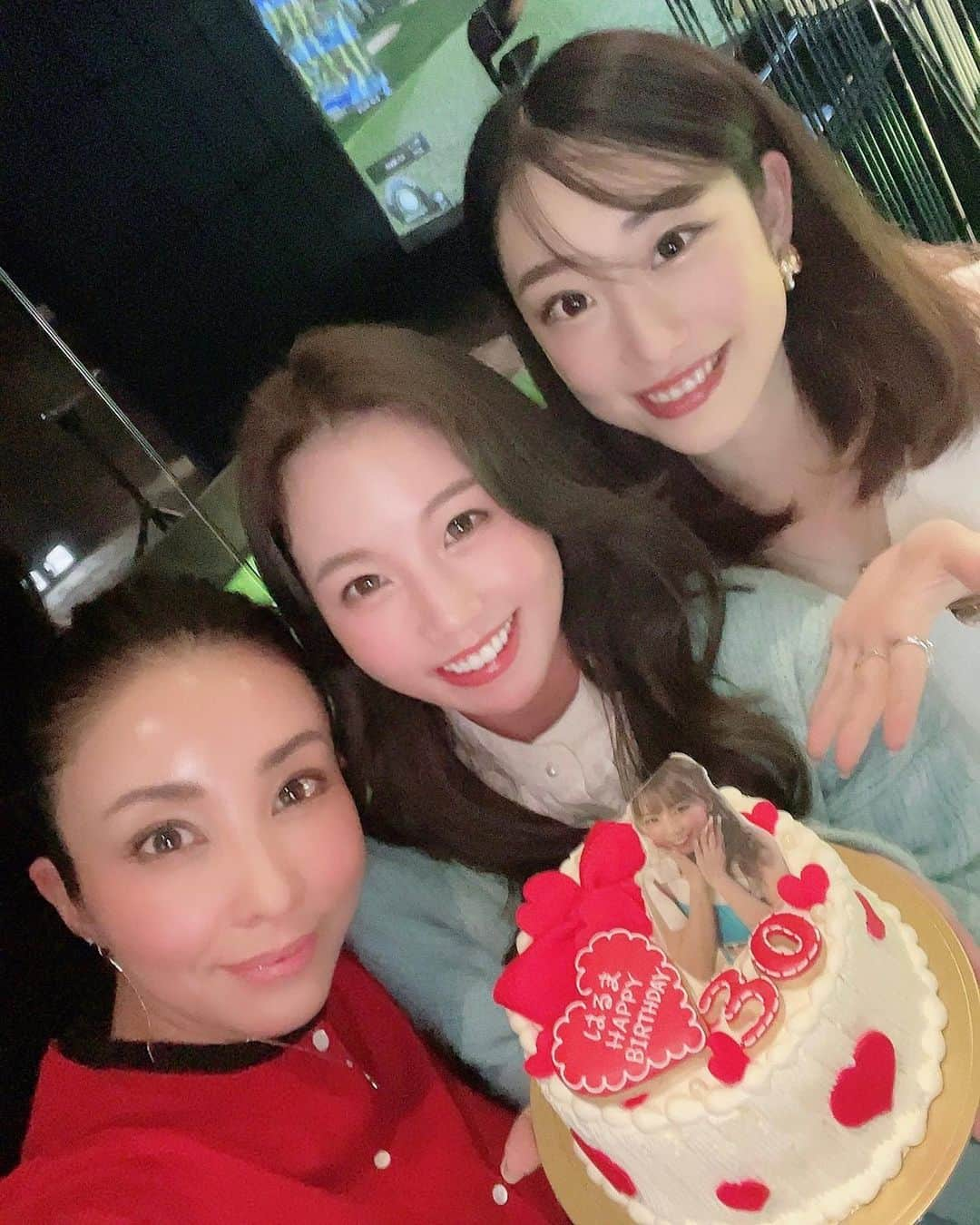 はるまさんのインスタグラム写真 - (はるまInstagram)「お祝いありがとう🥂💕 かわいいケーキ嬉しかった😆  隠しきれない30歳🫣 30代もよろしくです💗」4月5日 20時15分 - 0112haruma