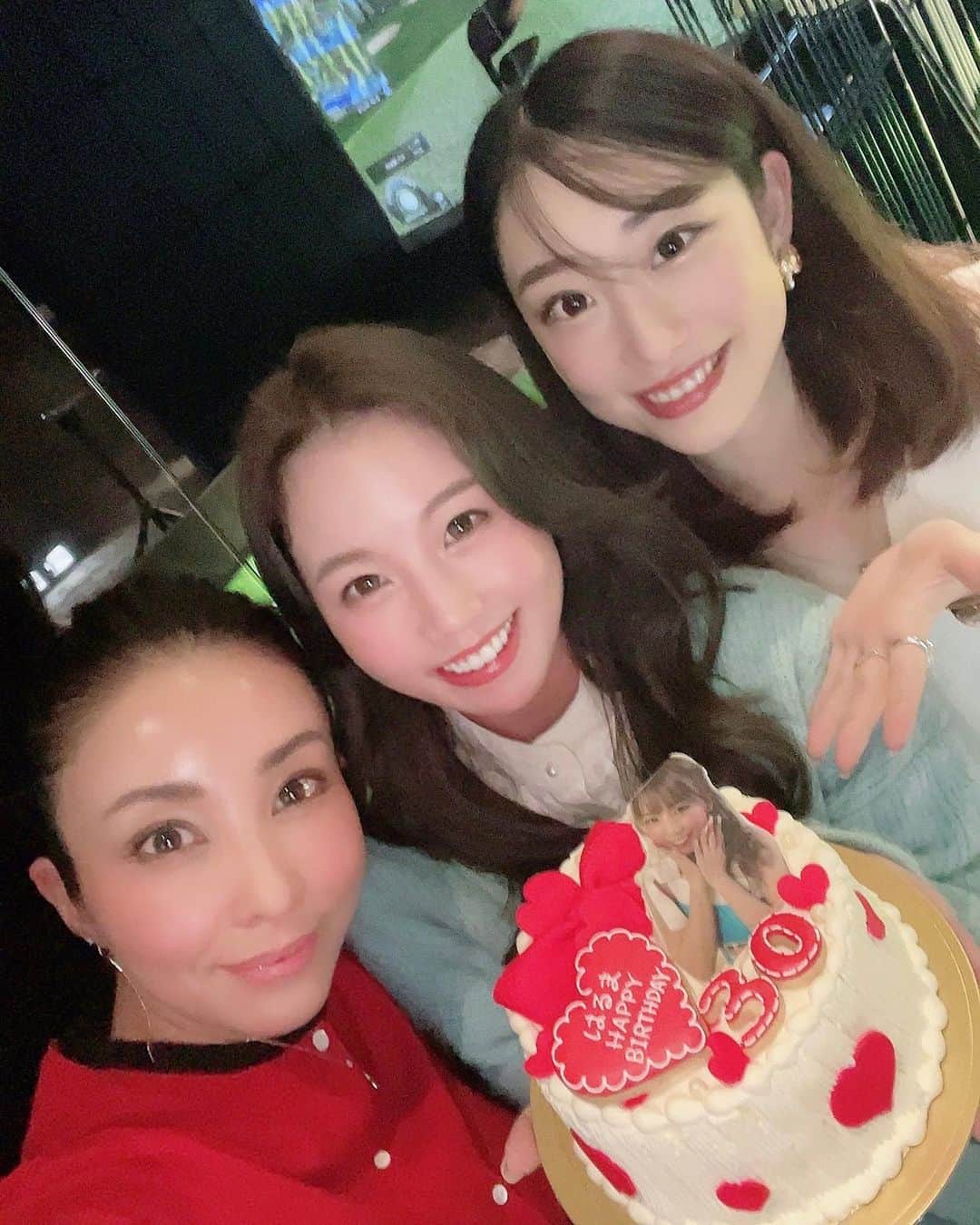 はるまのインスタグラム：「お祝いありがとう🥂💕 かわいいケーキ嬉しかった😆  隠しきれない30歳🫣 30代もよろしくです💗」