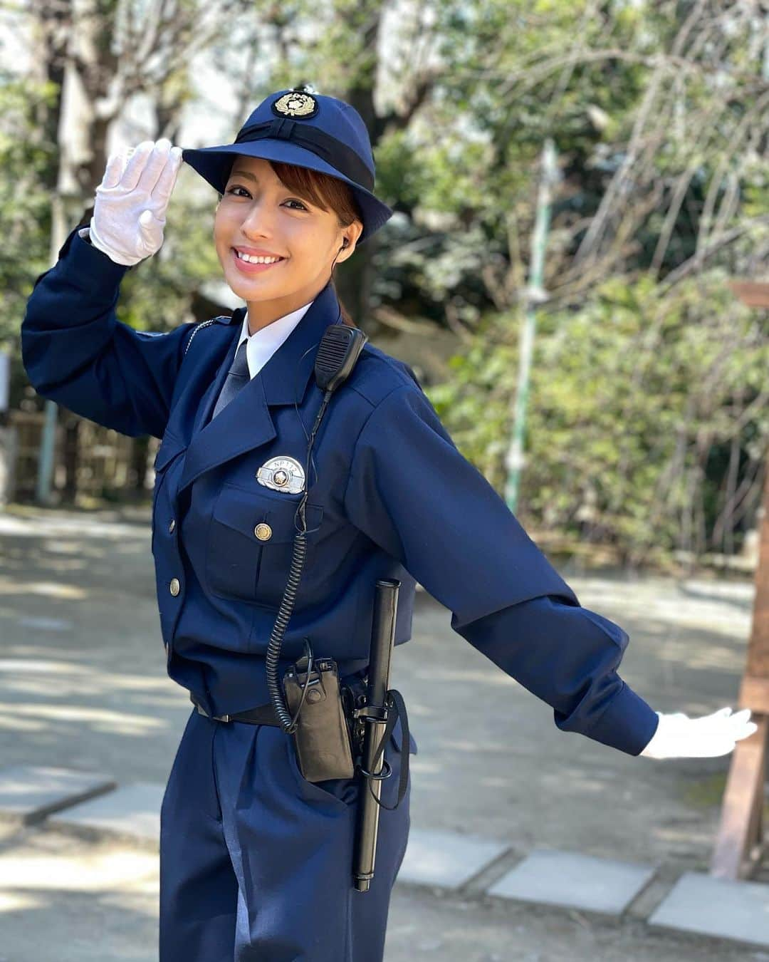 橋本梨菜さんのインスタグラム写真 - (橋本梨菜Instagram)「👮  昨日放送された 「警視庁・捜査一課長スペシャル 」 ご覧いただきありがとうございました☆☆たくさんの見たよー！コメントいただいてます！ありがとうございました。  いかがでしたか☺️？ まさかの警官役でした！👮🚔  本物の服や装備はとても重くてずっしりしていました！走って犯人を追いかけるシーンは、腰から下が重くて次の日筋肉痛になりました☺️  週末はギャルの森杉照奈巡査でした👮✨  ギャップに驚くでしょ？ 現場でも盛り上がってましたw  今回はとても長く続いているこのシリーズに出演する事ができてとても嬉しく思います☺️  有名な俳優さん女優さんたちは、 とても優しくて撮影合間もずーっと話しかけてくださってました☺️  長く続いてるドラマなので本当にアットホームで、新入りでもみなさんすぐにウェルカムで受け入れてくださりました🥹嬉しい🥹  まだ少し寒い時期の撮影だったんですが、、心はとっても暖かく、緊張している私をみなさまほぐしてくださって🥺でもあの緊張感が久しぶりでワクワクしました！  演技の現場は少し久々でしたが、 またこんな風に皆様にお知らせできる日を楽しみに頑張ります💗  いつもたくさんの応援本当にありがとうございます！  見逃した方は、是非見逃し配信でご覧くださいね！👀🔥」4月5日 20時16分 - hashimoto_rina_