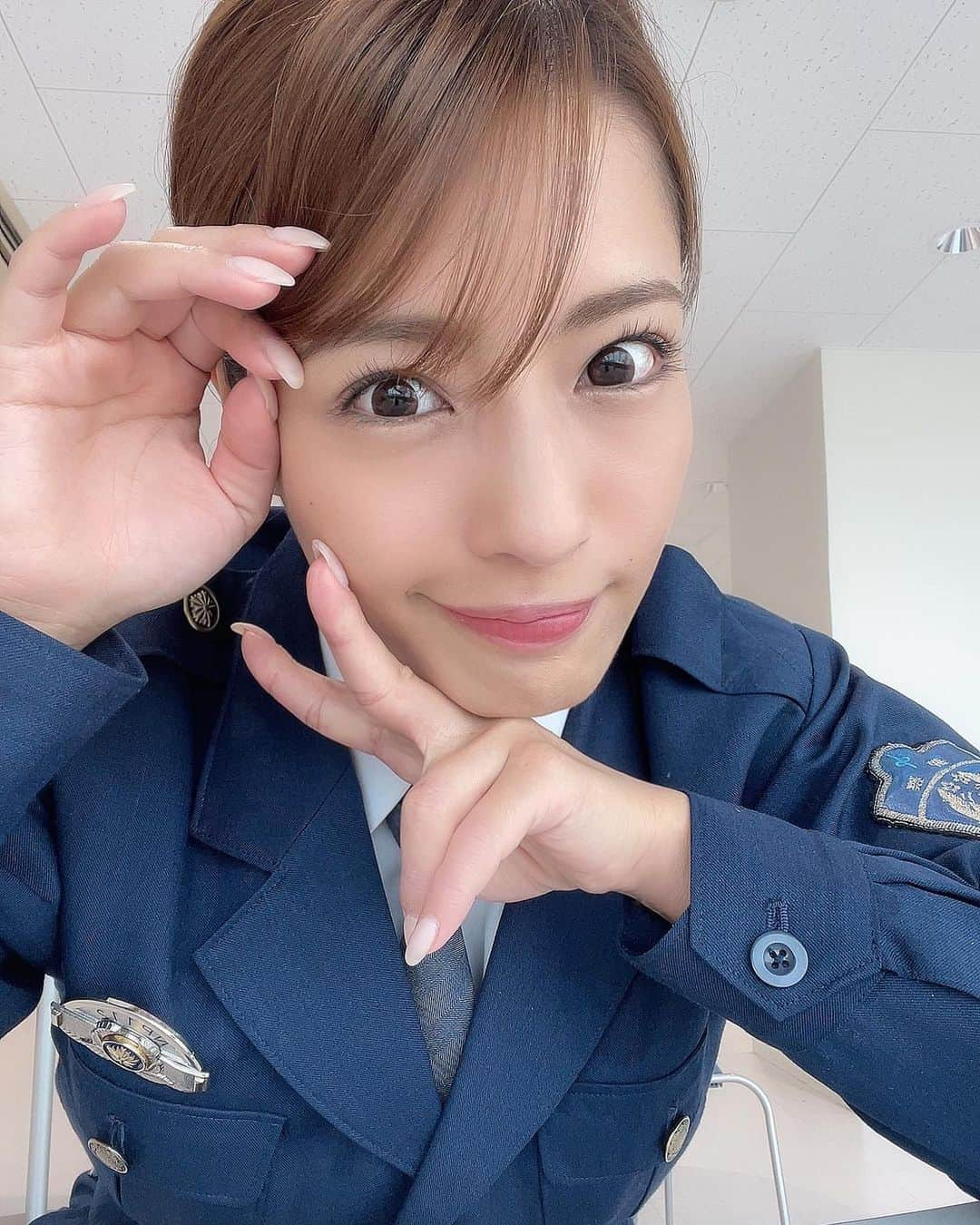 橋本梨菜さんのインスタグラム写真 - (橋本梨菜Instagram)「👮  昨日放送された 「警視庁・捜査一課長スペシャル 」 ご覧いただきありがとうございました☆☆たくさんの見たよー！コメントいただいてます！ありがとうございました。  いかがでしたか☺️？ まさかの警官役でした！👮🚔  本物の服や装備はとても重くてずっしりしていました！走って犯人を追いかけるシーンは、腰から下が重くて次の日筋肉痛になりました☺️  週末はギャルの森杉照奈巡査でした👮✨  ギャップに驚くでしょ？ 現場でも盛り上がってましたw  今回はとても長く続いているこのシリーズに出演する事ができてとても嬉しく思います☺️  有名な俳優さん女優さんたちは、 とても優しくて撮影合間もずーっと話しかけてくださってました☺️  長く続いてるドラマなので本当にアットホームで、新入りでもみなさんすぐにウェルカムで受け入れてくださりました🥹嬉しい🥹  まだ少し寒い時期の撮影だったんですが、、心はとっても暖かく、緊張している私をみなさまほぐしてくださって🥺でもあの緊張感が久しぶりでワクワクしました！  演技の現場は少し久々でしたが、 またこんな風に皆様にお知らせできる日を楽しみに頑張ります💗  いつもたくさんの応援本当にありがとうございます！  見逃した方は、是非見逃し配信でご覧くださいね！👀🔥」4月5日 20時16分 - hashimoto_rina_