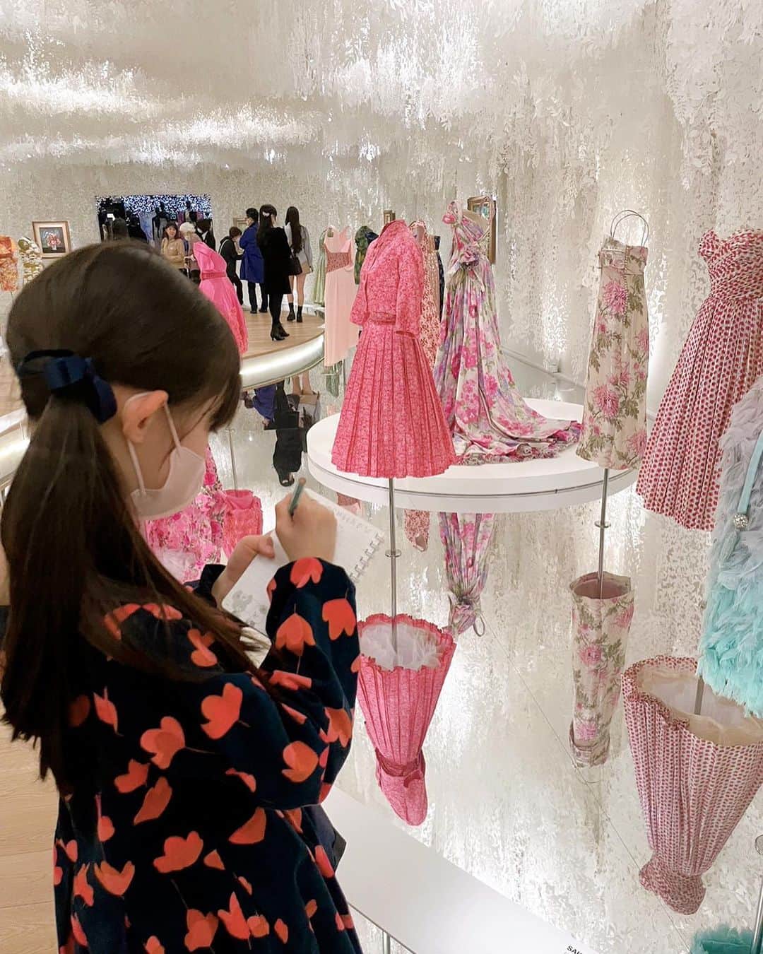 kids_design_schoolのインスタグラム：「可愛くて頑張り屋さんで、真っ直ぐで✨大好きな女の子☺️ キッズデザインスクールは開講して6年が過ぎておりますが、毎月同じレッスンは開催せずに、常に子供たちに新しい視点、方法でカリキュラムを届けてきました。 人が成長する時には、良い形での刺激が必要だと感じているからです。  学ぶプロセスにおいて、失敗は尽きもの☺️でも、失敗を失敗で終わらせないためには続ける必要がある。 そんな風に子供時代に経験、体験を繰り返す事で✨将来どんな環境で暮らしても恐れを少なく、今その時々の状況を楽しむ糧にしてもらえたら嬉しいなと思っています。  そして偉そうな言葉をただ並べる大人にならないためにも、私も毎日チャレンジしていける人で在りたいと思います。  Dior展で一生懸命メモを取る姿、素晴らしい集中力ですね。 これからも、自分のスタイルを見つけるために学びを活用して下さいね☺️」