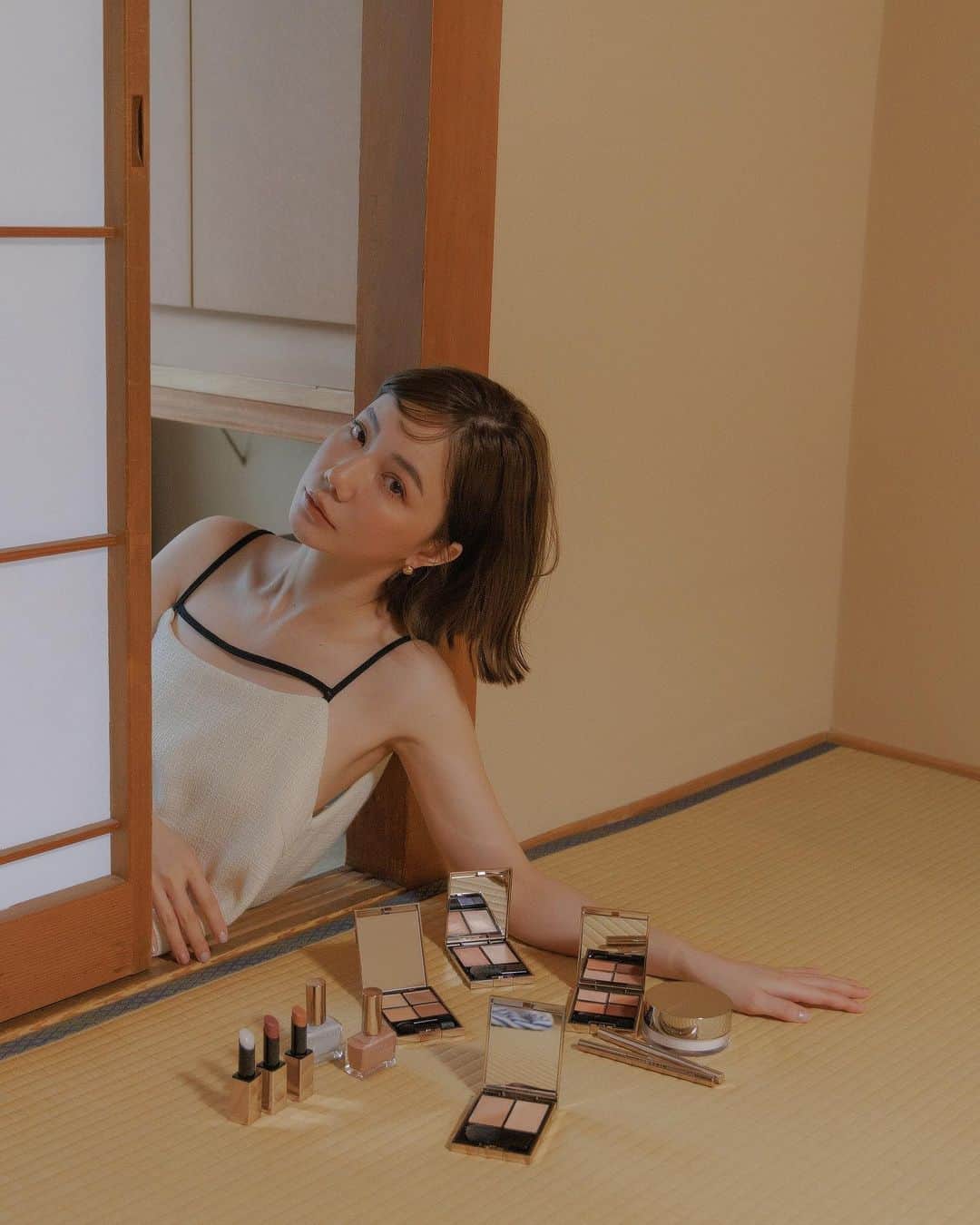 謝琦琦（Kiki）のインスタグラム：「文末留言抽獎✨ 每次打開新一季的彩妝盒 眼睛都會跟著閃閃發光 喜歡在不同季節 用不同顏色妝扮自己 隨時改變整個人的氛圍感 𝗟𝗨𝗡𝗔𝗦𝗢𝗟的眼影盤一直是很多人的心頭好 包含我自己在早上半夢半醒間化妝 都能不用腦的畫好一個眼妝 粉質細緻又服貼 四格都實用無廢色   ¤ 晶巧霓光眼彩盒𝟭𝟴 用沙色堆砌不同層次，不過度誇飾顏色卻能讓五官更立體。各種流行色走一輪最終還是會愛回這一盤的♥️   秘光柔熏眼彩筆𝗘𝗫𝟬𝟭 畫起來超滑超順，這曖昧的灰紅色，意外完美能藏在睫毛根部，不著痕跡的讓眼神更明亮，   晶巧霓光頰彩𝗘𝗫𝟬𝟴 可以跟眼影呼應，不過份強調紅潤，用自然陰影創造面部立體。最後壓上秘光纖透蜜粉，這個較適合油性肌膚或喜歡霧面妝感的人。   魅力豐潤艷唇膏𝟭𝟭 有著超高保濕成分的杏桃色，一抹下去像化成水一般，忘了擦護唇也能一樣超水潤。   ¤ 晶巧霓光眼彩盒𝟭𝟵 用粉、橘及帶紅的棕，很簡單就能疊擦出漸層有質感的紅調。初學疊擦我也會推薦他們家，筆刷指腹都好駕馭，又不容易成色塊狀。   秘光柔熏眼彩筆𝗘𝗫𝟬𝟮 除了用筆刷暈開也能勾勒出眼線，深紅多了一份個性在裡面，又不會像黑色那樣銳利難以親近。   晶巧霓光頰彩𝟬𝟰 非常漂亮的血色感，搭配珠光打亮，是裡透出來的紅潤好氣色。   魅力豐潤艷唇膏𝟬𝟭 絲緞光的水潤感沒那麼強，保濕度一樣讚讚，酒紅棕給人一種おしゃれ的感覺。也能先擦持彩豐潤護唇膏打底保濕，擦起來輕薄不黏，不影響後續唇妝的顯色或持色度。   晶巧凝色指采𝗘𝗫𝟯𝟯.𝗘𝗫𝟯𝟰 很久沒做光療了，指甲油變成不可缺少的存在，透明光感的珠光色在顏色搭配上無設限，粉與灰的交錯也和諧，擦兩層會更顯色。   文末抽獎資訊來囉 1.追蹤佳麗寶 IG👉🏻 @kanebotw 2.只要在貼文留言任何一句話 就會隨機抽獎一位送LUNASOL小禮物一份(不挑款) 4/15公佈得獎者唷（已抽出@ellen50223  @kanebotw https://theindexevent.com.tw/lunasol/202303/   #LUNASOL」