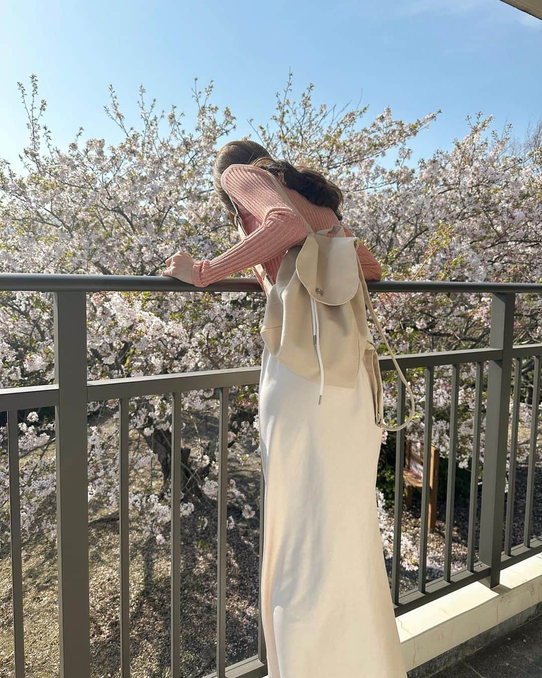 のインスタグラム：「穴場スポットでお花見🍡 お天気良くて気持ち良かった〜 ㅤㅤㅤㅤㅤㅤㅤㅤㅤㅤㅤㅤㅤ ナチュラルなリュックを合わせた ピンクコーデでした🌸🐻‍❄️ ㅤㅤㅤㅤㅤㅤㅤㅤㅤㅤㅤㅤㅤ ㅤㅤㅤㅤㅤㅤㅤㅤㅤㅤㅤㅤㅤ ㅤㅤㅤㅤㅤㅤㅤㅤㅤㅤㅤㅤㅤ #ピンクコーデ#お花見#桜#バックパック#ラメカーディガン#リブカーディガン#サテンスカート#ロングスカート#ナチュラルコーデ#エコバッグ#サングラス#春服#春コーデ#お花見コーデ#shoponpon」