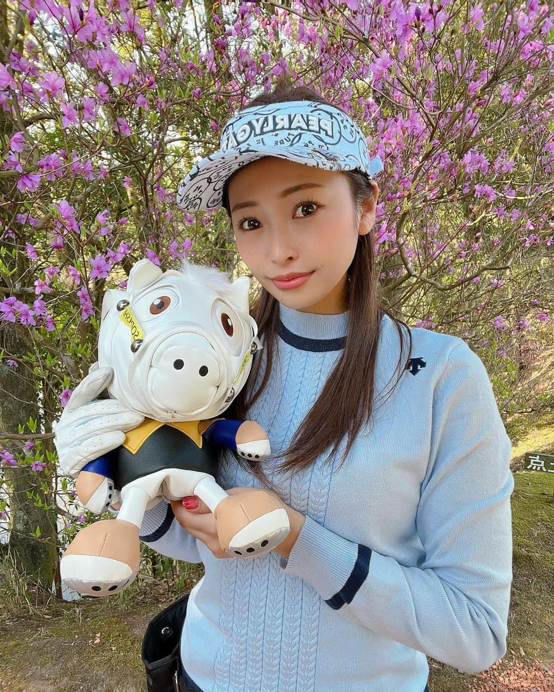 IORIのインスタグラム：「・ 春ゴルフが1番好き🌸 ・ ・ ・ ・」