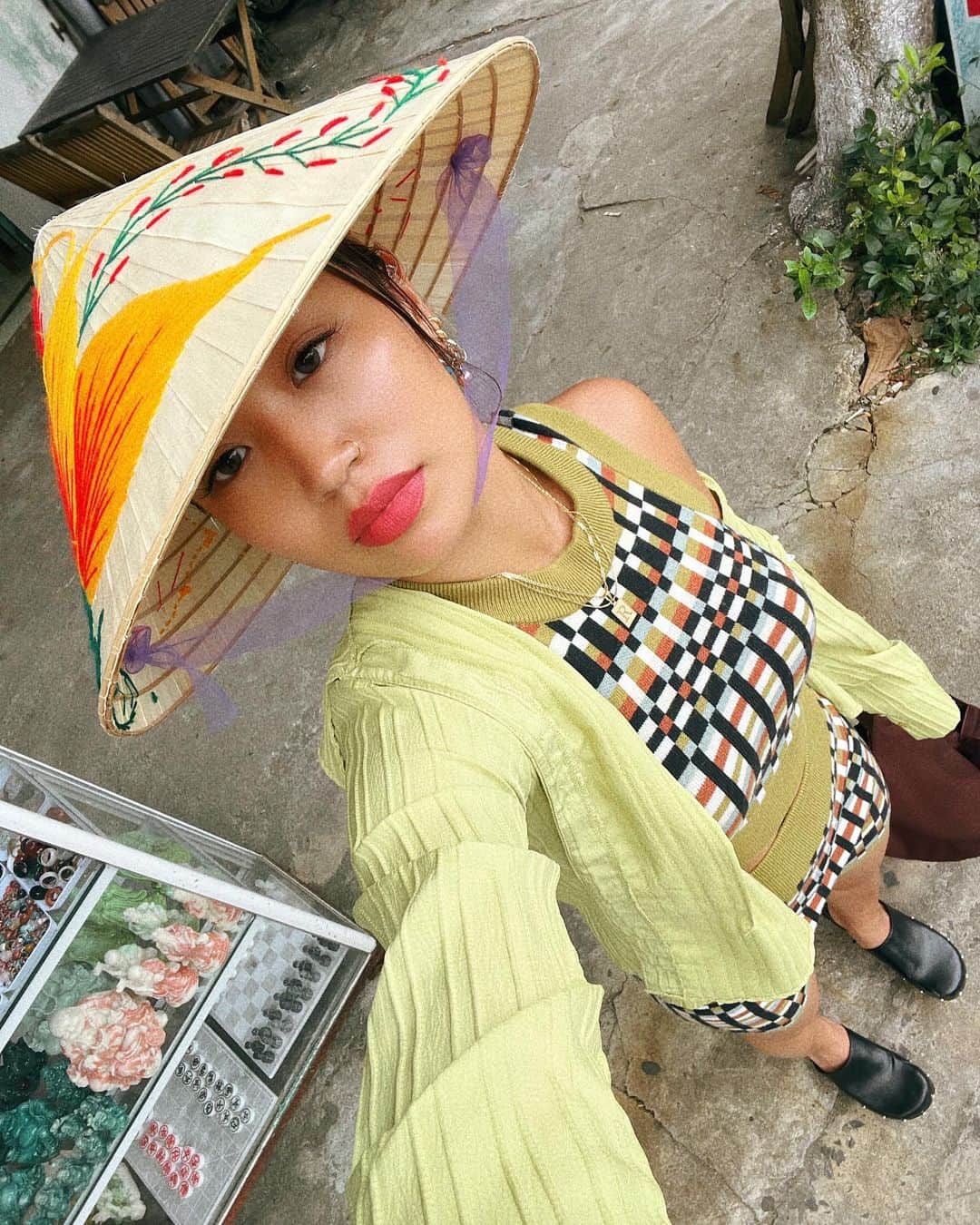 RIEHATAさんのインスタグラム写真 - (RIEHATAInstagram)「woke up and wear red lips & traditional hat🇻🇳 and went explore⛩✨🍃💫  and sharing to you guys🍃  #各国各国ですぐに地元になじめるタイプ #けど #最後の動画を見てね」4月5日 20時23分 - riehata