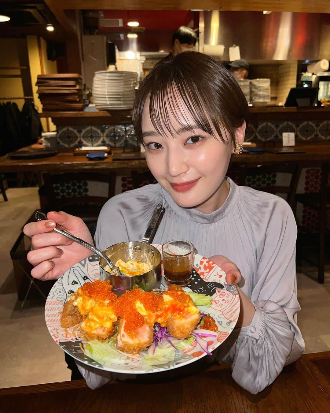 尾台彩香のインスタグラム：「. . 3月28日にオープンしたばかり！  イタリアンをメインに新鮮な海鮮を豊富に使用した料理が食べられるお店が最高すぎた✨ ( @ermitageyoyogi2023 ) . パスタが太麺で、すっごくモチモチしてるの(ﾉ)`∨´(ヾ) 普通のパスタとは全然違うから食べたら病みつきになる💭 挽肉も下に埋まってるから、お肉も充分に堪能できます🍖 . 名物のサーモンのレアカツ、これは注文マスト！！！ ビジュアル最高すぎない…？🥺 一口食べたら絶対感動する…！ お好み加減で、自分でタルタルソースを作って大量のいくら・とびこをかけて食べます🥄 サーモンがしっとり甘くて絶品でした💓 これは名物なだけある！！ . 大福を切ると、中にはフォンダンショコラといちごのアイス🍓 あたたかい×冷たいの組み合わせが最高！ フォンダンショコラは甘々なので、さっぱりしたイチゴとよく合う💓  お店の雰囲気も素敵でした✨ . #SeafoodbarErmitage代々木店 #エルミタージュ #エルミタージュ #SeafoodbarErmitage #シーフード #バル #海鮮 #代々木グルメ #代々木ランチ #代々木ディナー #イタリアン」