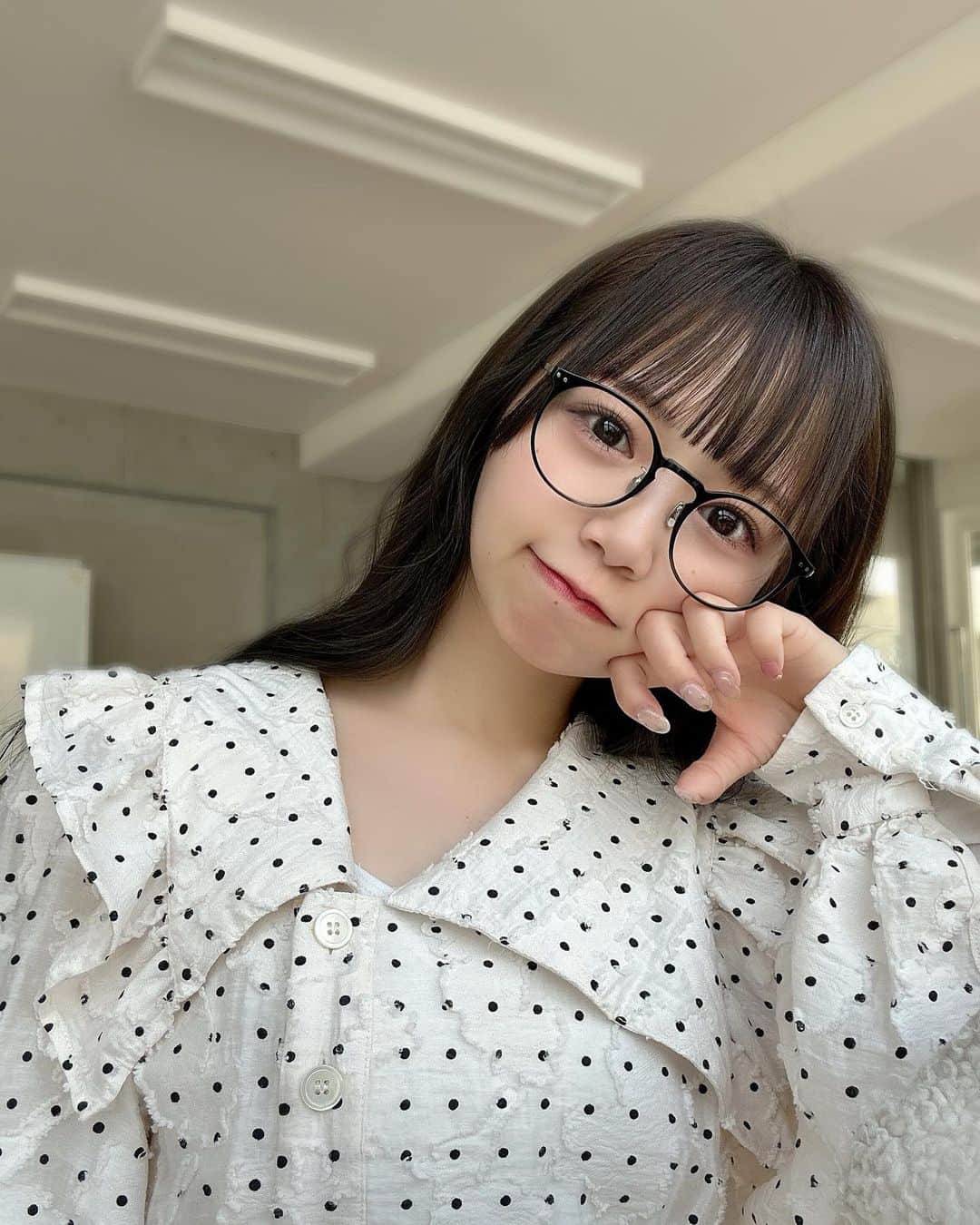 畑美紗起のインスタグラム：「めがねちゃんどう〜？🥸  髪の毛 @yamato_takumi さん💇🏻‍♀️  まつぱ @kshnnnn 👀 (ビューラーなしだよ！)  メンテナンスデーの日のお写真🤳  #ヘア #ヘアカラー #ヘアスタイル #まつ毛パーマ #まつげパーマ #眼鏡 #眼鏡女子 #畑美紗起 #jins #hair #eyes #haircolor #me #shooting #instagood」
