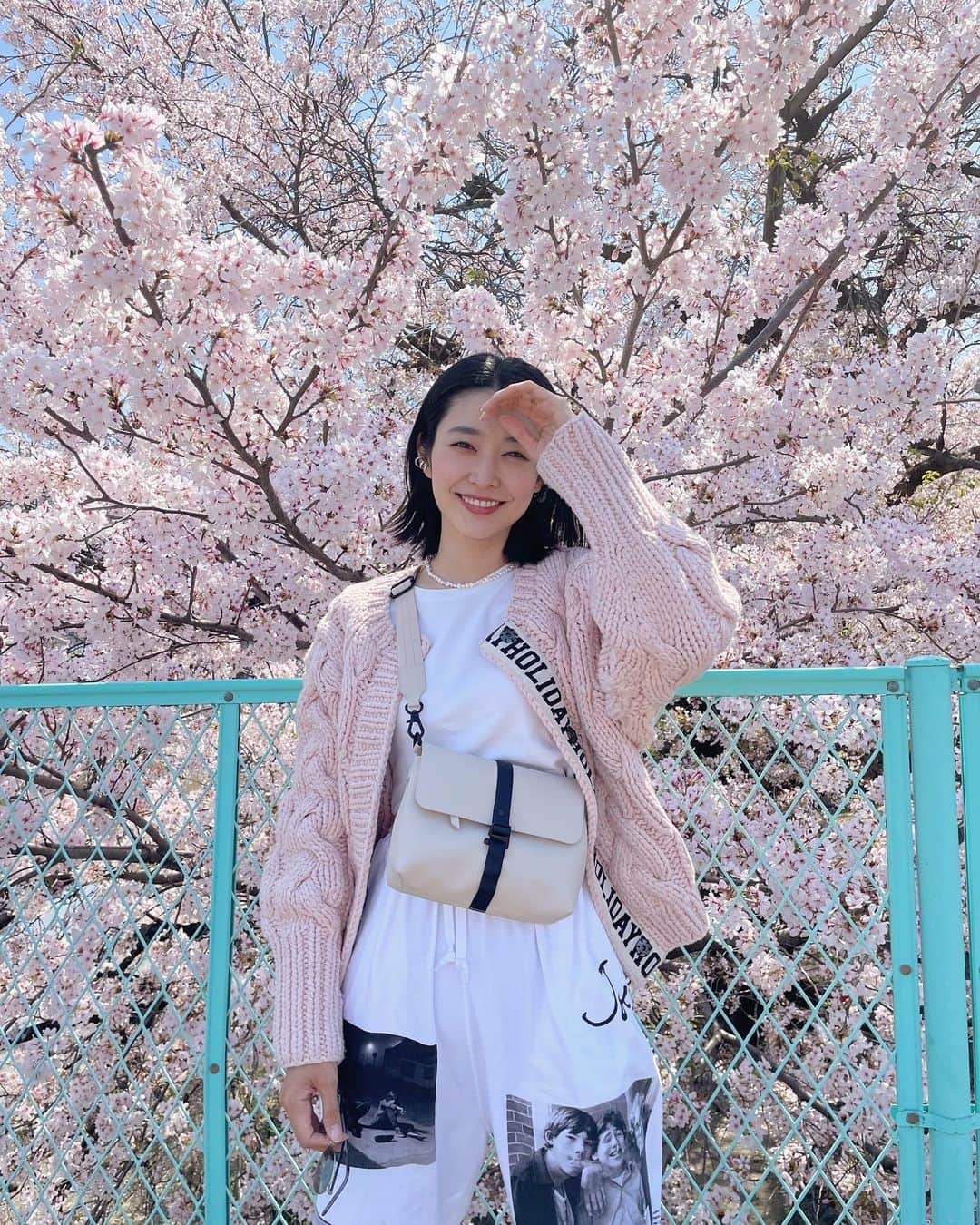 Karunaのインスタグラム：「🌸🌸🌸  久しぶりの #GastonLuga のバッグ🤲🏻👜 雨の日も安心防水のクロスボディバッグ☔️  おっしゃれ〜な @nori_kof さんが持っていて 可愛い！となって色違い真似っこしました笑  15%OFFコード【 karuna3 】6/27まで有効 公式ストア 🔗https://gastonluga.com/jp/  まだお花見したかったけど花散らしの雨😭 でも今年は家族でお花見出来て良かったぁ〜  #お花見 #お花見コーデ #桜 #ガストンルーガ」