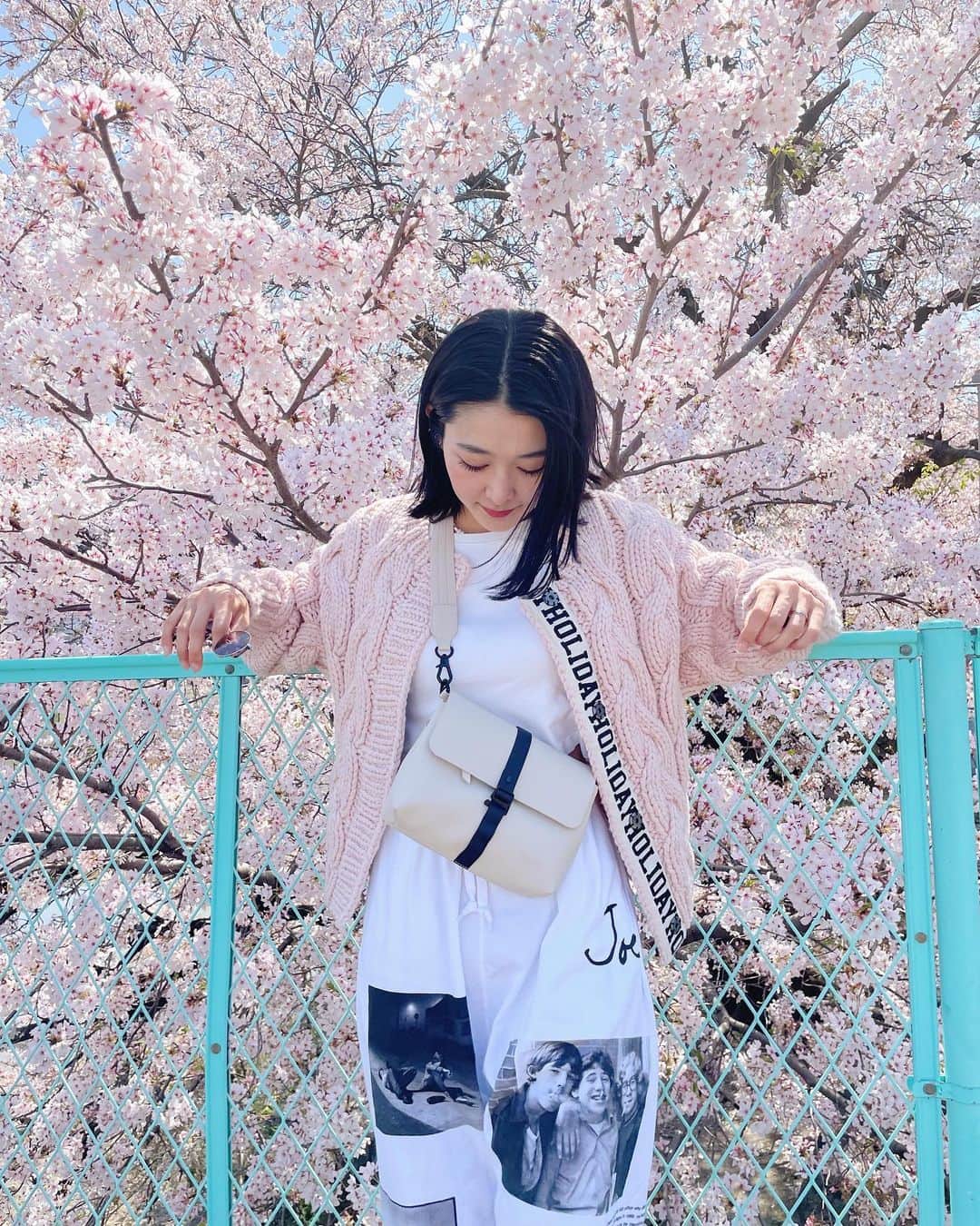 Karunaさんのインスタグラム写真 - (KarunaInstagram)「🌸🌸🌸  久しぶりの #GastonLuga のバッグ🤲🏻👜 雨の日も安心防水のクロスボディバッグ☔️  おっしゃれ〜な @nori_kof さんが持っていて 可愛い！となって色違い真似っこしました笑  15%OFFコード【 karuna3 】6/27まで有効 公式ストア 🔗https://gastonluga.com/jp/  まだお花見したかったけど花散らしの雨😭 でも今年は家族でお花見出来て良かったぁ〜  #お花見 #お花見コーデ #桜 #ガストンルーガ」4月5日 20時27分 - karuna0520