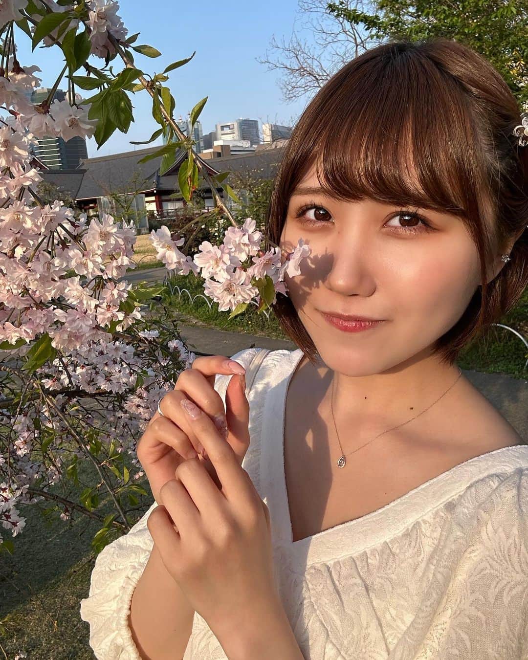公野舞華さんのインスタグラム写真 - (公野舞華Instagram)「⁡ ⁡ ⁡ やっばい。普通に投稿忘れるとこだった ⁡ ⁡ 桜と写真撮らなきゃな〜と思いつつも 家に引きこもってたら だいぶ緑になってた🥲🥲 ⁡ ⁡ でも、今度ある人とお花見してくるんだ🫶🏻 ⁡ 写真載せられたら載せるね！ ⁡ ⁡」4月5日 20時37分 - comiqon_maika