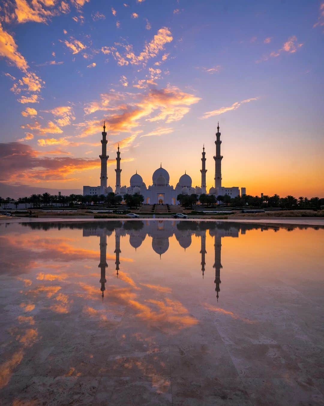 Rich McCorさんのインスタグラム写真 - (Rich McCorInstagram)「Some fun in the Abu Dhabi sun:  -Capital Gate Building. -Cultural Foundation Park. -View from Observation Deck at 300. -Sunset behind Grand Mosque from Wahat AlKarama. -Some dude soaked in sweat after a poor performance on the Yas KartZone Track...  @visitabudhabi #FindYourPace #InAbuDhabi」4月5日 20時38分 - paperboyo