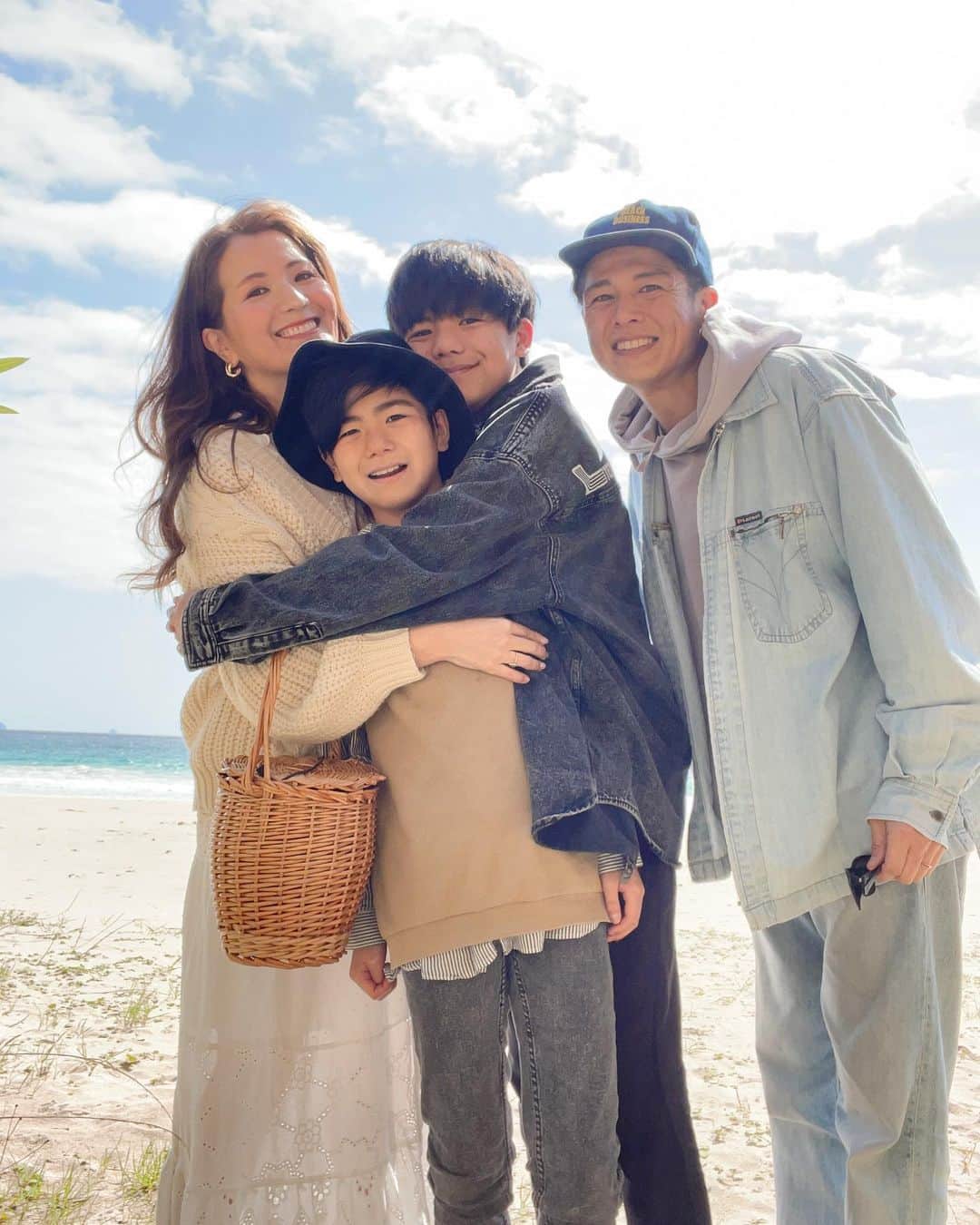 misatoのインスタグラム：「. 𝐹𝑎𝑚𝑖𝑙𝑦 𝑝ℎ𝑜𝑡𝑜🌊🌞 ⁡ ⁡ ⁡ 気づいた時に撮るようにしてる家族写真🤳 ⁡ ⁡ 数ヶ月前に撮ったものと比べると…  息子たちの顔つきが違う‼︎ ⁡ ⁡ ⁡ 毎日見てるからあまり気づかないけど 写真を見ると確実に成長してて ⁡ 嬉しい反面、寂しい気持ちにもなるなぁ🥹💘 ⁡ ⁡ ⁡ ⁡ ⁡ ⁡ ⁡ #家族顔家族#丸顔ファミリー#ファミリーフォト#下田#伊豆旅行  ⁡ #ママコーデ#ママファッション #プチプラコーデ #アラフォー #アラフォーコーデ #アラフォーママ #ヘアカラー#海のある生活#海のある暮らし ⁡」