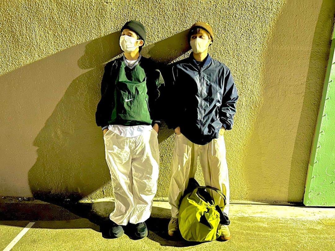 田村心のインスタグラム：「_ 「なんで服装かぶるん？？笑」 ⁡ 田村心です。 ⁡ 毎日Instagramでなにかしら近況報告していたのに 稽古に追われて怠りました。 ⁡ ⁡ ⁡ その分 「ヒロステ」毎日ガシガシ進んでいます。 ⁡ ⁡ ⁡ 昨日は たくさん踊りました。 ⁡ ⁡ ⁡ 演出家 元吉さんの言うとおり 過去一難易度ダンスかもしれません。 ⁡ ⁡ これがプルスウルトラか... ⁡ ⁡ 皆で聞いたり 教えあったりして 乗り越えようとしています。 ⁡ ⁡ 特にかっちゃん役りょーちゃん 芦戸役のおゆめ ⁡ ⁡ この2人が たくさん教えてくれます。 ⁡ ⁡ 自分が踊らない振りまで 覚えて教えてくれるのです。 ⁡ ⁡ 昨日もそんな事がありまして りょーちゃんに ⁡ ⁡ ⁡ ありがとう！がんばるぞい！！！ ⁡ ⁡ ⁡ って言ったら ⁡ ⁡ ⁡ 頑張らなかったら殺す！！！！！！！ ⁡ ⁡ ⁡ って言われて ⁡ ⁡ ⁡ こ、ころす...🙂？？？？ ⁡ ⁡ ⁡ ってなりました。笑 ⁡ (これは「ヒロステ」中に見られる 小林亮太にかっちゃんが憑依した状態です。 普段はそんな口悪くありません。 そんな事も言い合える関係って事です。 ちゃんと仲良しです！！！笑) ⁡ ⁡ そんな りょーちゃんとは 先日からとある大切なシーンを作っています。 ⁡ ⁡ そのシーンは 直前にブラッシュアップされた台本を渡され 僕ら2人と演出の元吉さん さらにほぼ全セクションのスタッフさんと 全員でディスカッションしながら 日々作り上げています。 ⁡ ⁡ ⁡ ⁡ 皆で大切にしているシーンです。 ⁡ ⁡ ⁡ ⁡ 初めてそのシーンを稽古した時 最後に段取りで通してみようとなって ⁡ ⁡ まだまだ荒削りで パフォーマンスとしては 見せれるものではないけれど 感情は2人で熱いものが生まれました。 ⁡ ⁡ ⁡ ⁡ ⁡ ⁡ ⁡ 頑張らなきゃなぁ ⁡ ⁡ ⁡ ⁡ ⁡ ⁡ 頑張る！！！！！ ⁡ ⁡ 今日も頑張った！！！ 明日も頑張る！！！！ ⁡ ⁡ 頑張れって感じで頑張る！！！！ ⁡ ⁡ ⁡ ⁡ 「ヒロステ」 絶対楽しい作品にしてみせます。絶対。 ⁡ ⁡ ⁡ ⁡ 是非劇場に来てください。 ⁡ ⁡ ⁡ では。」