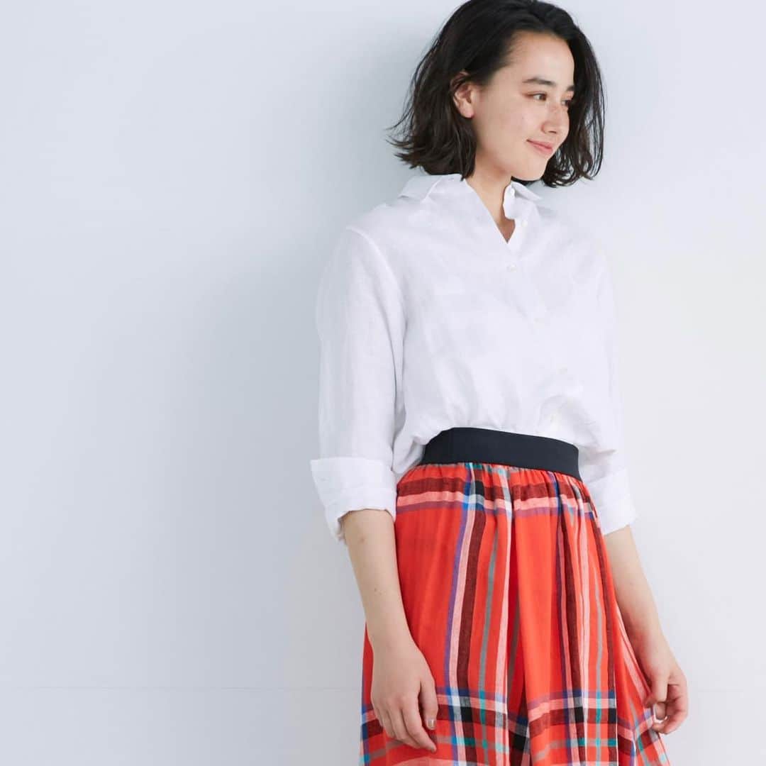 スーペリアクローゼット オフィシャルのインスタグラム：「LINEN SHIRTS ベーシックで上質   初夏の風と一緒に纏いたいレギュラーカラーのリネンシャツ。 ゆったりシルエットで力を抜きつつ、きちんと見えが叶う大人のための定番アイテム。  shirts ¥17,930     #superiorcloset #ined #23ss #shirts #スーペリアクローゼット #イネド #リネン #リネンシャツ #大人コーデ #カジュアルコーデ #シャツ #シャツコーデ #きれいめカジュアル」