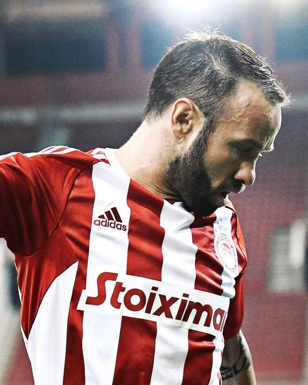 マテュー・ヴァルブエナのインスタグラム：「Focus and ready to give everything for tonight’s battle against PAOK 💯 #Olympiacos 🔴⚪️」