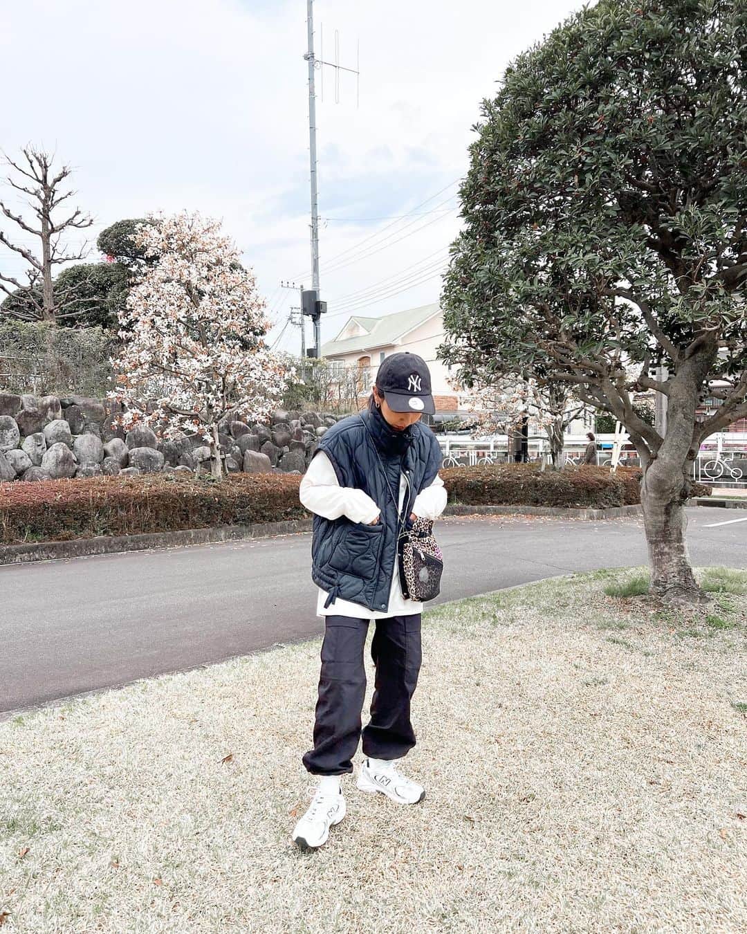 Hiiiiikoのインスタグラム：「♡ . . @uniqlo のイージーカーゴパンツ 形も履きやすさもすごくよかった👏  @zara のパフベストもかわちぃくて良き🫶🏼 私はMとLで悩んだけどLにしてよかった🔥  品番載せときます🤝 UNIQLO カーゴパンツ　456106 ZARA  パフベスト　　2969/049 . . #ママコーデ#ママファッション#ママ#ファッション#コーデ#プチプラ#プチプラコーデ#ブラックコーデ#シンプルコーデ#カジュアルコーデ#大人カジュアル#30代コーデ#モノトーンコーデ#キャップ#4人のママ#女の子ママ#男の子ママ#ザラ#ユニクロ#zara#uniqlo#code」
