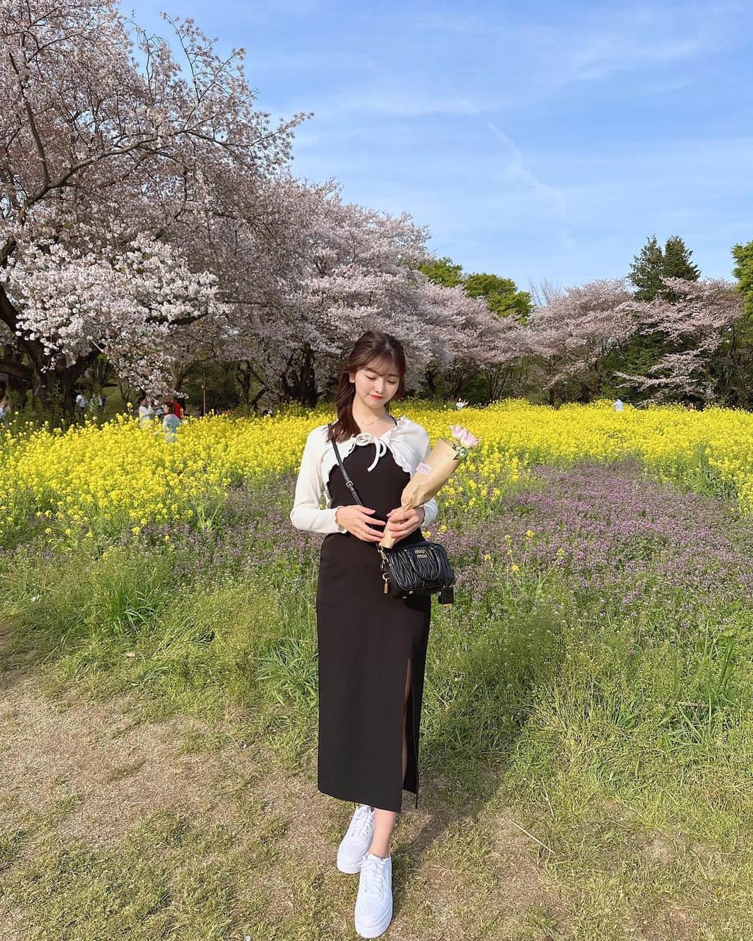 natsumiさんのインスタグラム写真 - (natsumiInstagram)「うつむいてるくらいがちょうどいい〜〜🌸♡♩ 4月は栞🔖が聴きたくなるんだ〜〜 ㅤㅤㅤㅤㅤㅤㅤㅤㅤㅤㅤㅤㅤ 昭和記念公園まだまだ桜咲いてて ほんとうに綺麗だった…(/_;)！ どこを見ても癒し空間でした☺︎ ㅤㅤㅤㅤㅤㅤㅤㅤㅤㅤㅤㅤㅤ 来年は、ここでピクニックすることが もう決定した👊🏻 ㅤㅤㅤㅤㅤㅤㅤㅤㅤㅤㅤㅤㅤ ㅤㅤㅤㅤㅤㅤㅤㅤㅤㅤㅤㅤㅤ ㅤㅤㅤㅤㅤㅤㅤㅤㅤㅤㅤㅤㅤ #ootd #code #昭和記念公園 #お花見 #桜スポット #shein #grl購入品 #グレイル #nike #miumiu #キャミワンピ #春コーデ」4月5日 20時34分 - iskw_ntm