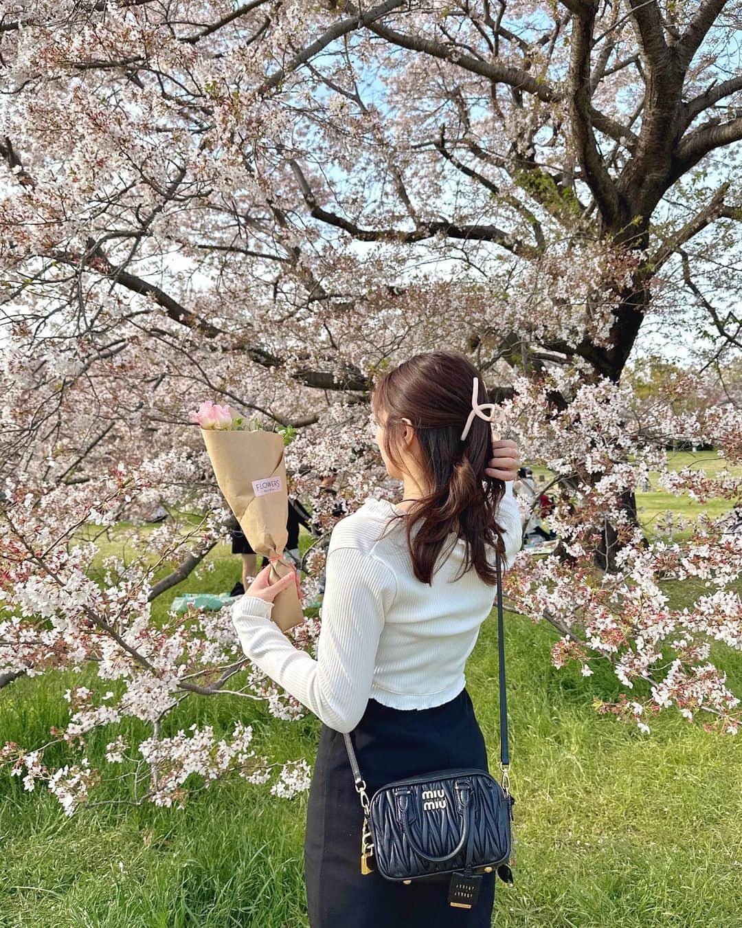 natsumiさんのインスタグラム写真 - (natsumiInstagram)「うつむいてるくらいがちょうどいい〜〜🌸♡♩ 4月は栞🔖が聴きたくなるんだ〜〜 ㅤㅤㅤㅤㅤㅤㅤㅤㅤㅤㅤㅤㅤ 昭和記念公園まだまだ桜咲いてて ほんとうに綺麗だった…(/_;)！ どこを見ても癒し空間でした☺︎ ㅤㅤㅤㅤㅤㅤㅤㅤㅤㅤㅤㅤㅤ 来年は、ここでピクニックすることが もう決定した👊🏻 ㅤㅤㅤㅤㅤㅤㅤㅤㅤㅤㅤㅤㅤ ㅤㅤㅤㅤㅤㅤㅤㅤㅤㅤㅤㅤㅤ ㅤㅤㅤㅤㅤㅤㅤㅤㅤㅤㅤㅤㅤ #ootd #code #昭和記念公園 #お花見 #桜スポット #shein #grl購入品 #グレイル #nike #miumiu #キャミワンピ #春コーデ」4月5日 20時34分 - iskw_ntm